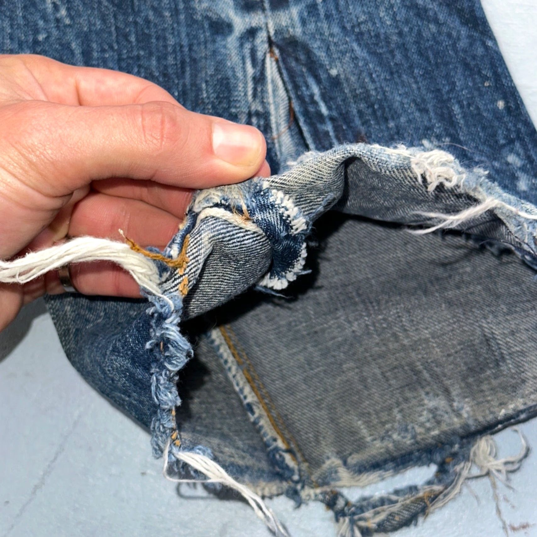 Levi's VINTAGE Levis 501 VTG 70s SS Redline Selvedge Jeans XX Thrashed Boot Cut Act 30x31 Size US 30 / EU 46 - 5 Thumbnail