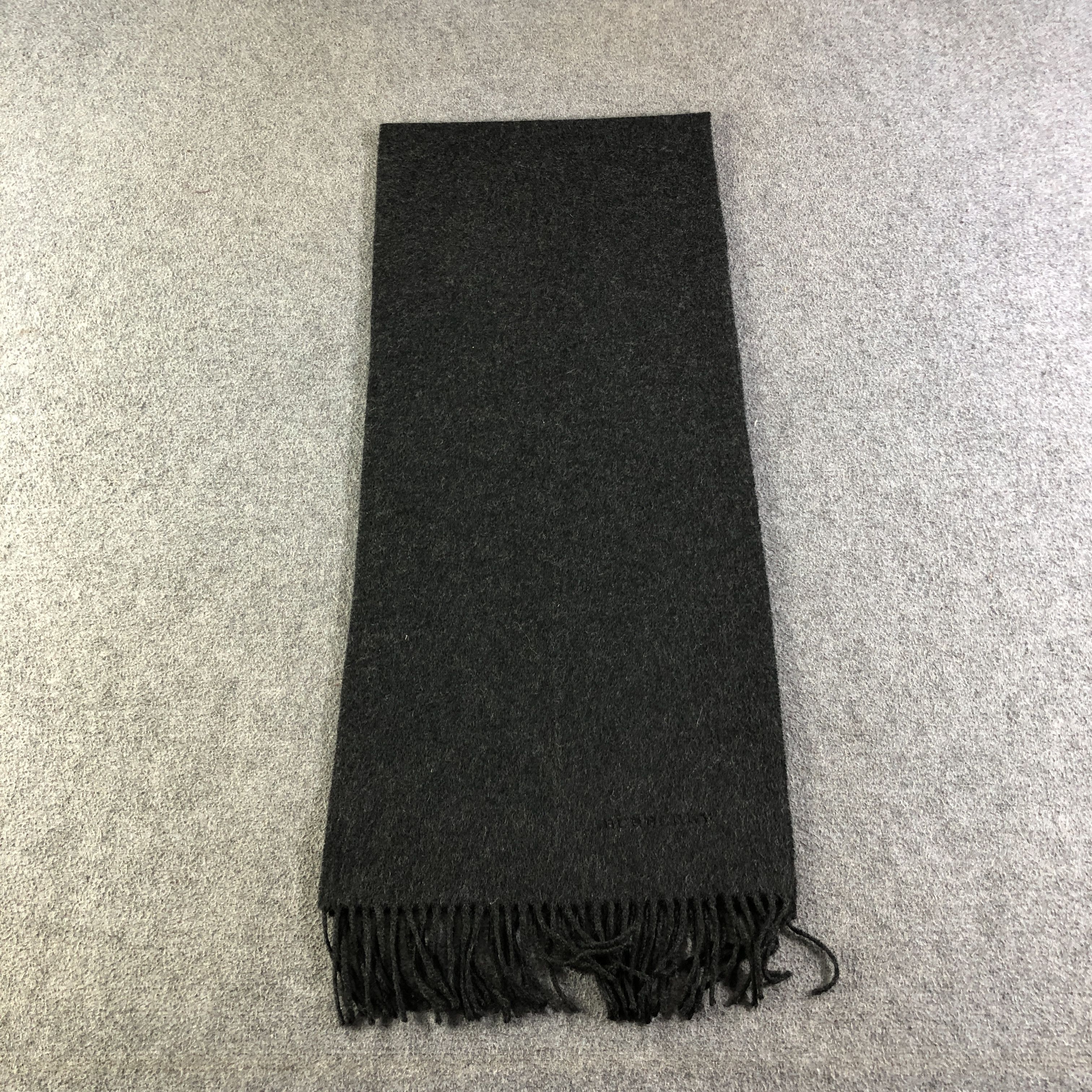 Burberry Burberry Plain Cashmere Scarf Muffler V2676 Size ONE SIZE - 2 Thumbnail