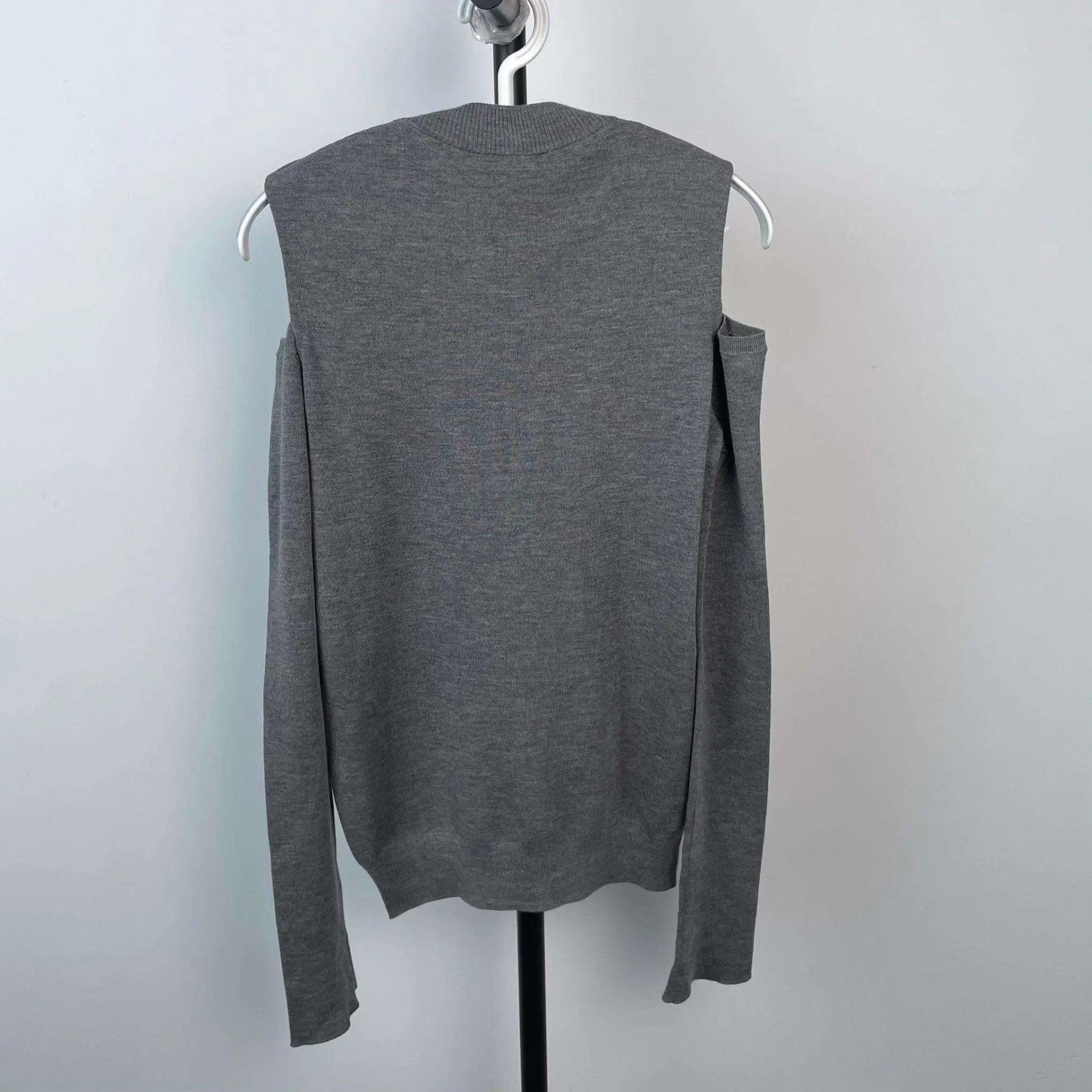 Louis Vuitton LV Cashmere Sweater M Gray Size M / US 6-8 / IT 42-44 - 2 Thumbnail