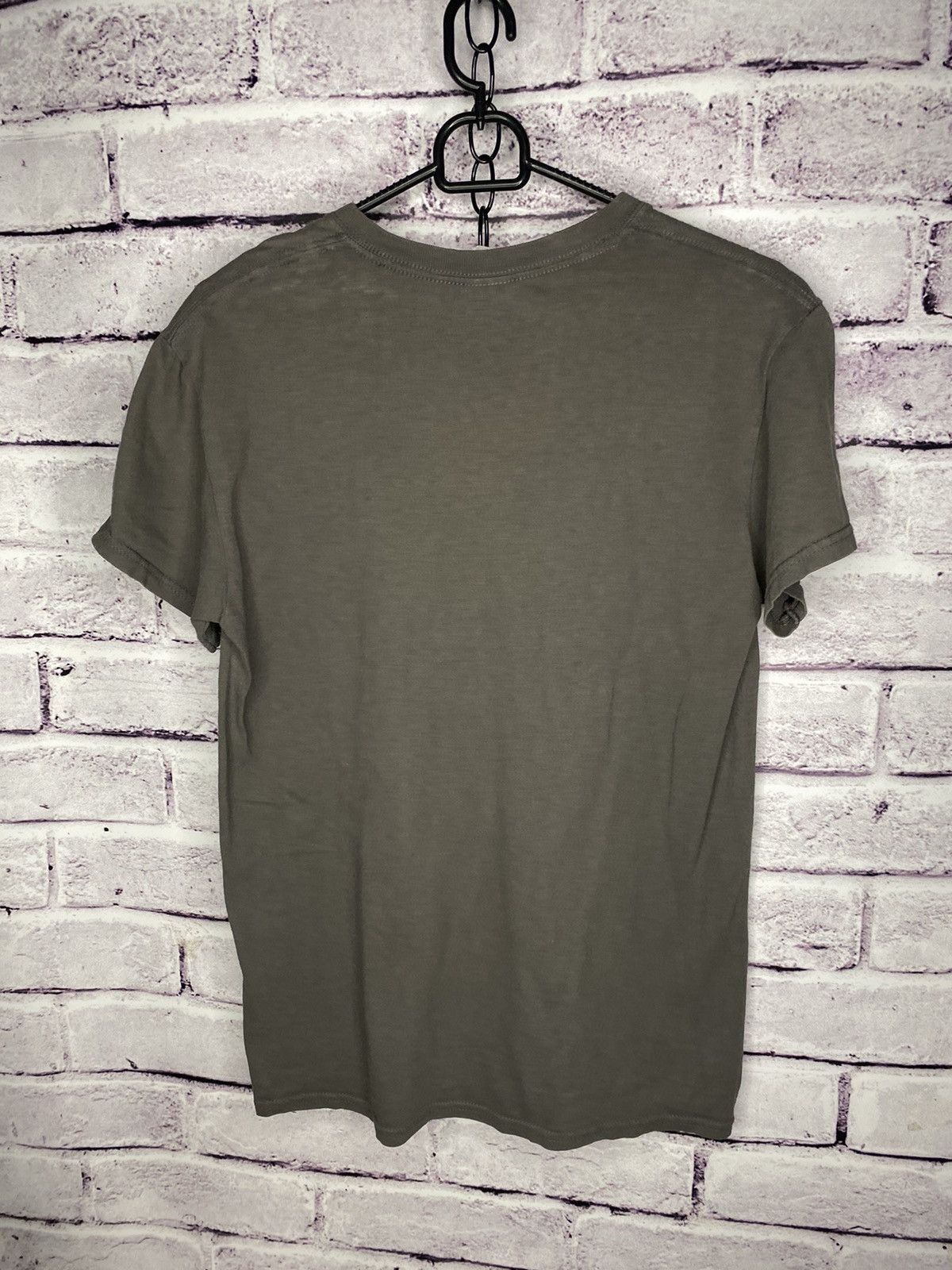 Other Vintage Unfledged Banksy Flower graphic Tee Shirt: Size US S / EU 44-46 / 1 - 5 Thumbnail