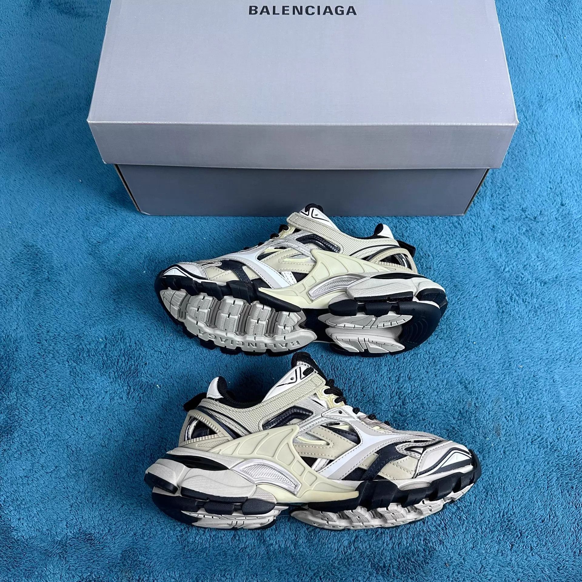 Balenciaga Balenciaga Track 2.0 Mesh Low Top Sneaker Cream/Black 35 Size US 4.5 / IT 34.5 - 3 Thumbnail