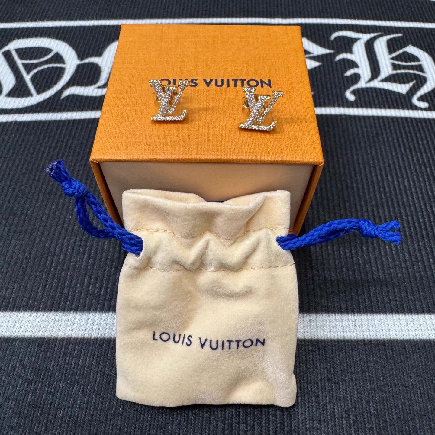 Louis Vuitton LV New ICONIC Full Diamond Gold Letter Stud Earrings Q10 Size ONE SIZE - 2 Thumbnail