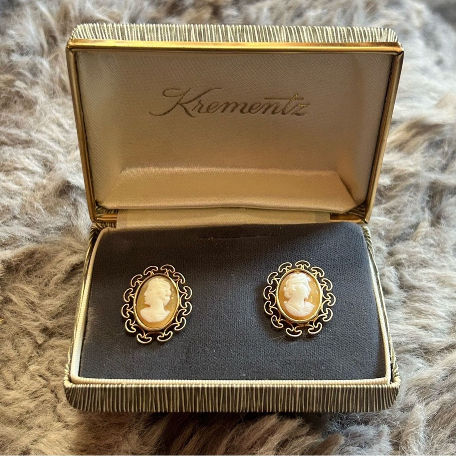 Vintage Vintage Krementz carved shell cameo 14kt gold earrings Size ONE SIZE - 1 Thumbnail