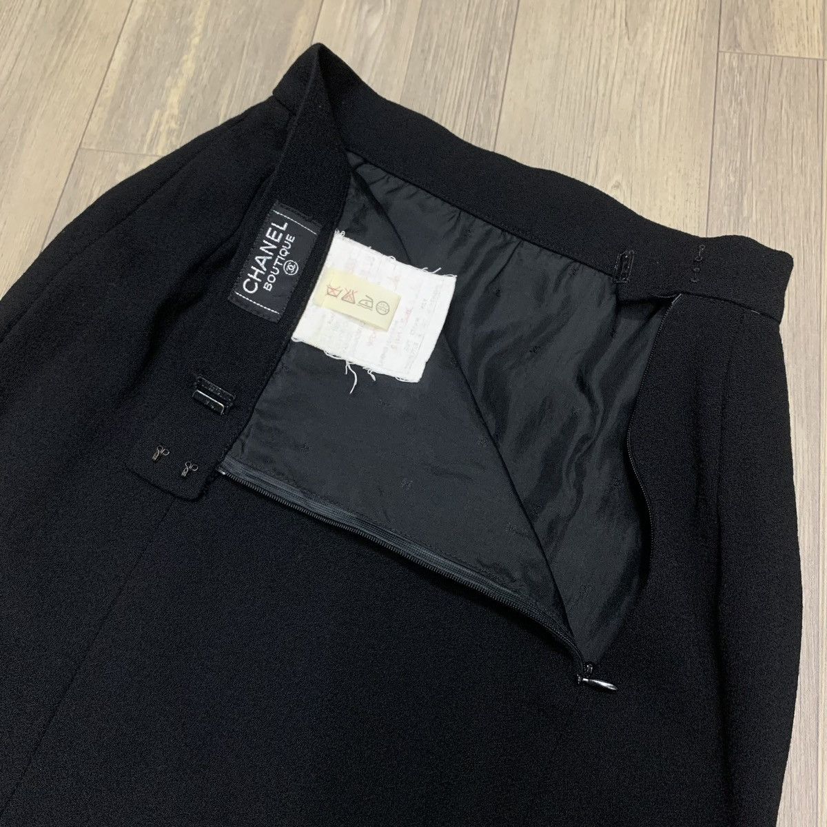 Chanel CHANEL Fall 1988/1989 Gold CC Buttons Bodycon Pencil Skirt Size 25" / US 0 / IT 36 - 5 Thumbnail
