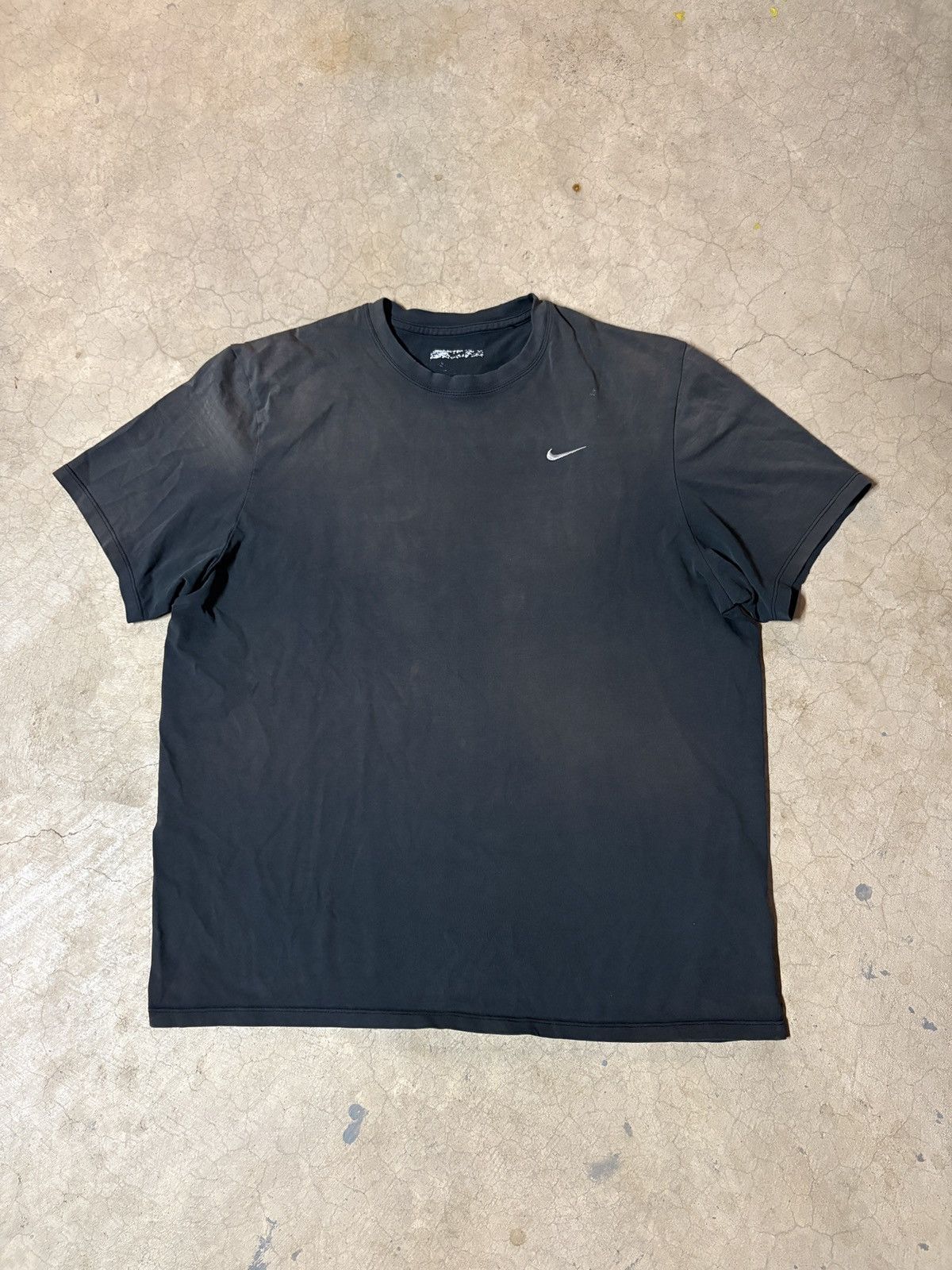 Nike VTG 00’s Nike Y2K Swoosh Logo Tee T-shirt Sun Faded Black Size US L / EU 52-54 / 3 - 1 Thumbnail