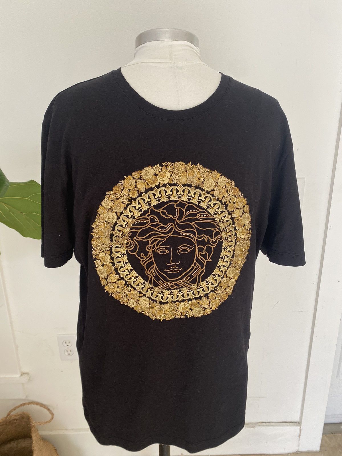 VERSACEメデューサ　スタッズラインストーンTシャツ Embellished Cotton-Jersey T-Shirt Black | VERSACE US