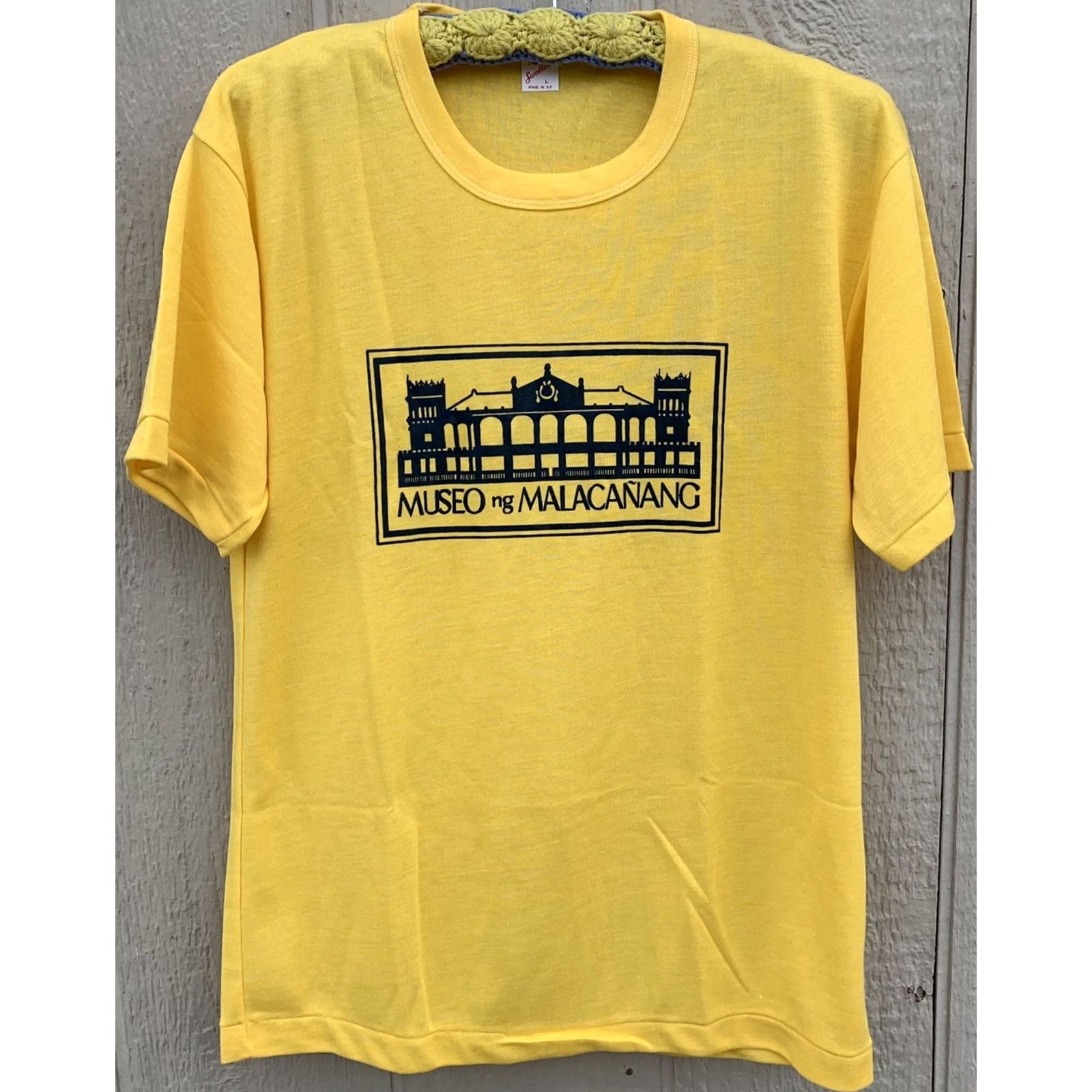 Vintage VINTAGE Swallow Museo ng Malacanang T-Shirt Single Stitch Size L Yellow Graphic Print Men Crew Neck Short Sleeve Philippines Size US L / EU 52-54 / 3 - 4 Thumbnail