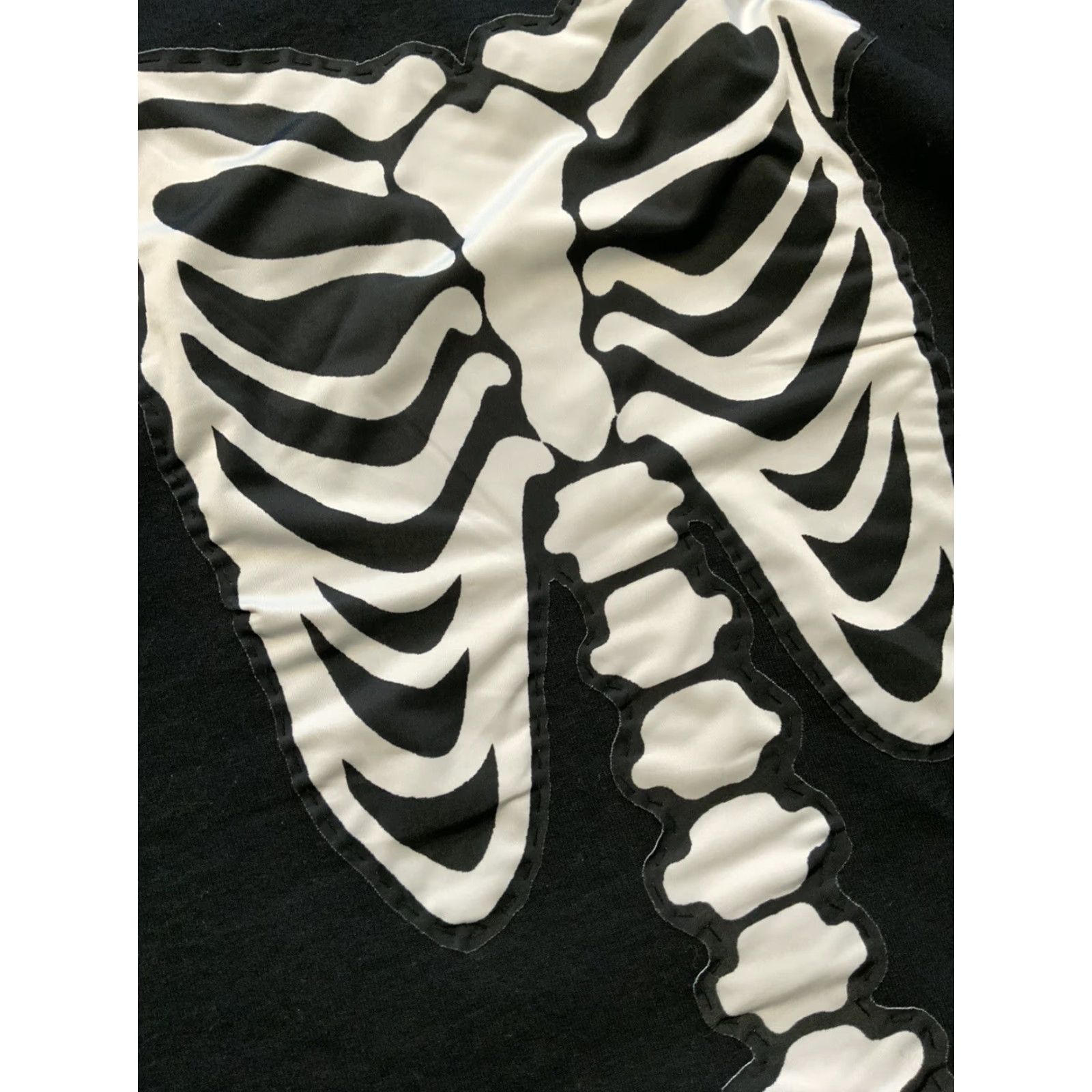 Gildan VINTAGE Gildan Cut & Sew Bones Appliqué Fleece Black Reworked Crewneck Sweatshirt L Mens Size US L / EU 52-54 / 3 - 5 Thumbnail