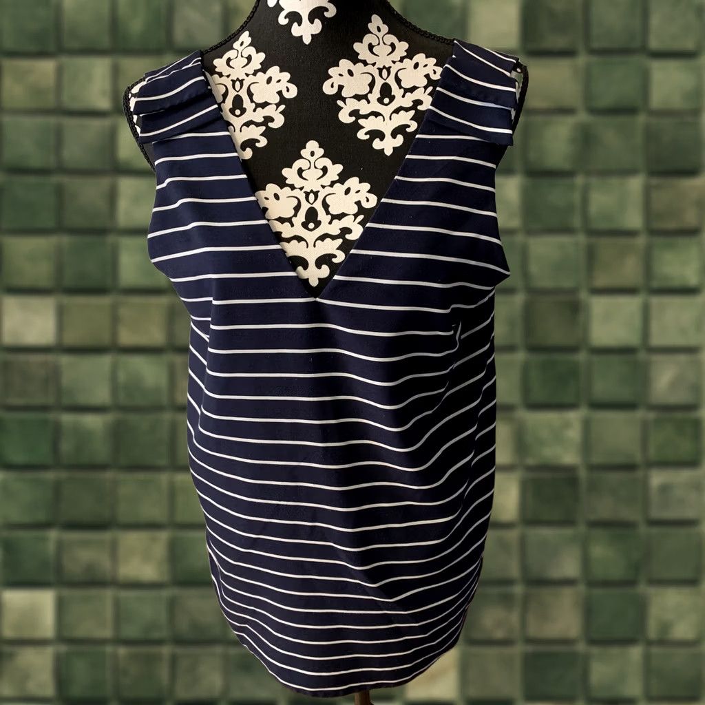 Banana Republic Womens Banana Republic Tank Top Sleeveless Navy/White Blouse Shirt SZ M Navy/White Striped Nautical V-Neck Womens Bag/Bloomers? Size M / US 6-8 / IT 42-44 - 1 Thumbnail