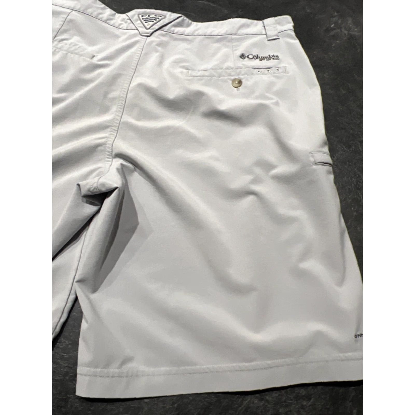 Vintage Columbia Mens Shorts 36 Grey Chino Cargo Pocket Fishing Ten Inch Inseam Regular Waist 38 Belt Loops Pockets Logo Size US 36 / EU 52 - 3 Thumbnail