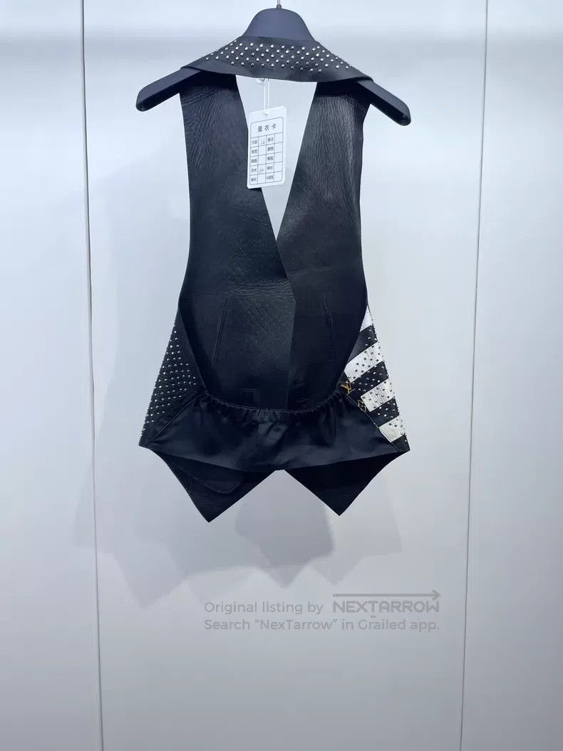 Louis Vuitton Louis Vuitton Presbyopic studded sheepskin waistcoat vest Size XS / US 0-2 / IT 36-38 - 2 Thumbnail