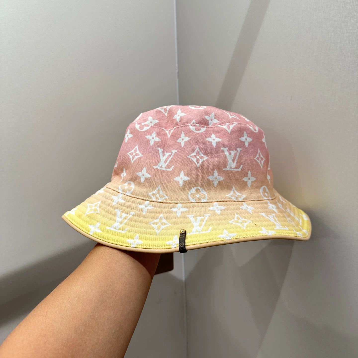 Louis Vuitton LV Gradient Full Print Logo Bucket Hat may670 Size ONE SIZE - 2 Thumbnail