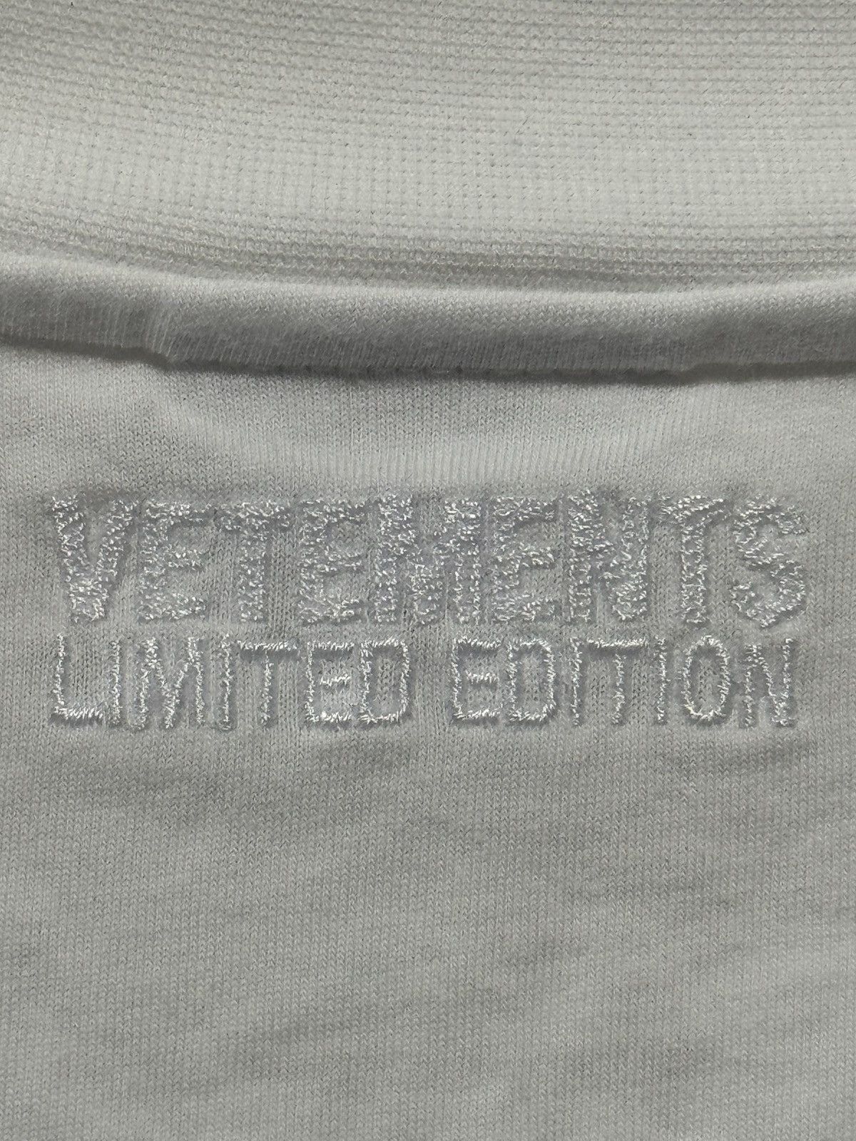 Vetements Vetements White Rainbow Translation Tee Medium Size US M / EU 48-50 / 2 - 19 Thumbnail