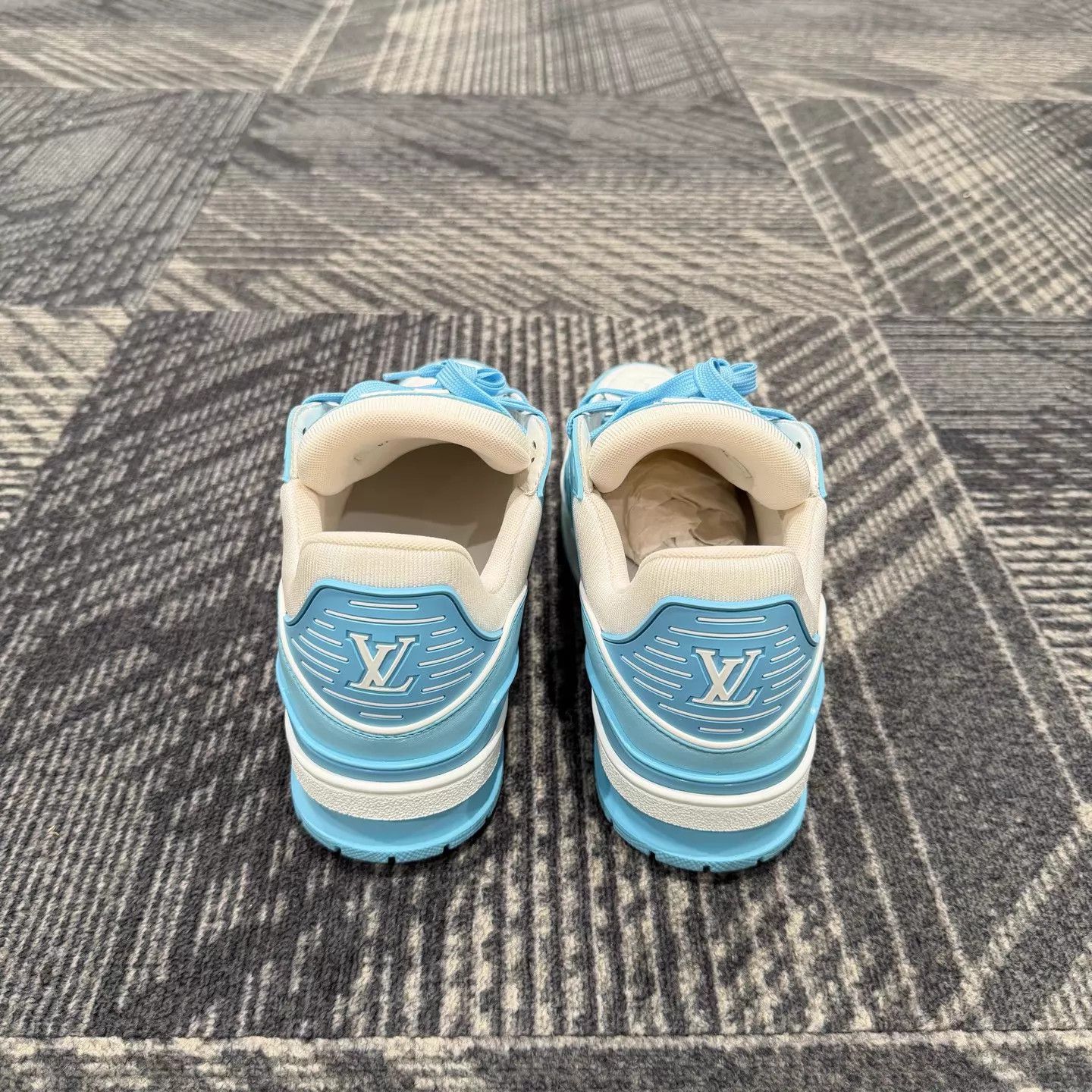 Louis Vuitton Louis Vuitton Trainer embossed blue white 41.5 EU Size US 8.5 / EU 41-42 - 3 Thumbnail