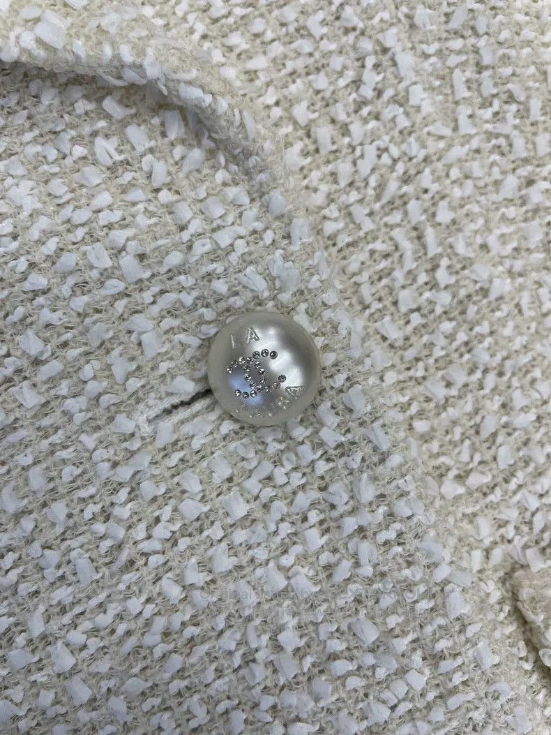 Chanel Chanel Cruise series white pearl button suit jacket Size XS / US 0-2 / IT 36-38 - 2 Thumbnail