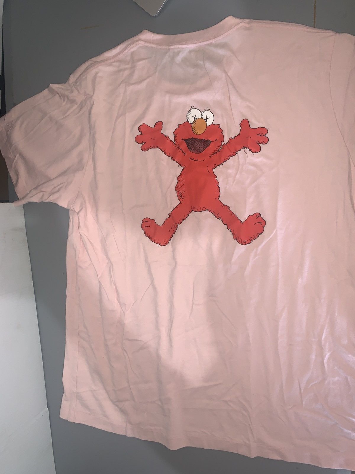 Kaws × Uniqlo Uniqlo UT X KAWS Sesame St Elmo T-shirt Pink Size XL RARE Size US XL / EU 56 / 4 - 2 Thumbnail
