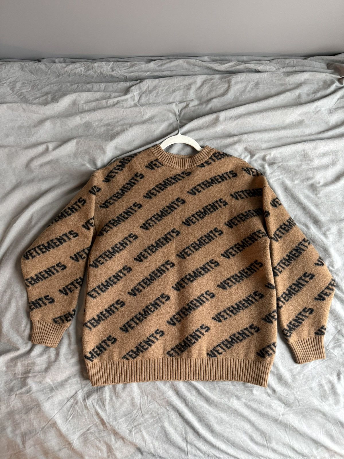 Vetements Vetements All-Over Logo Embroidered Knit Sweater Size US XS / EU 42 / 0 - 7 Thumbnail