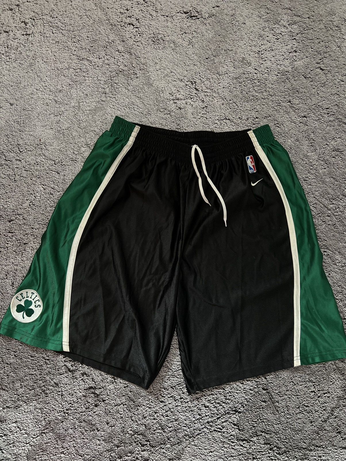 NBA × Nike × Vintage VTG 90’s Boston Celtics rare basketball nike shorts Size US 38 / EU 54 - 1 Thumbnail