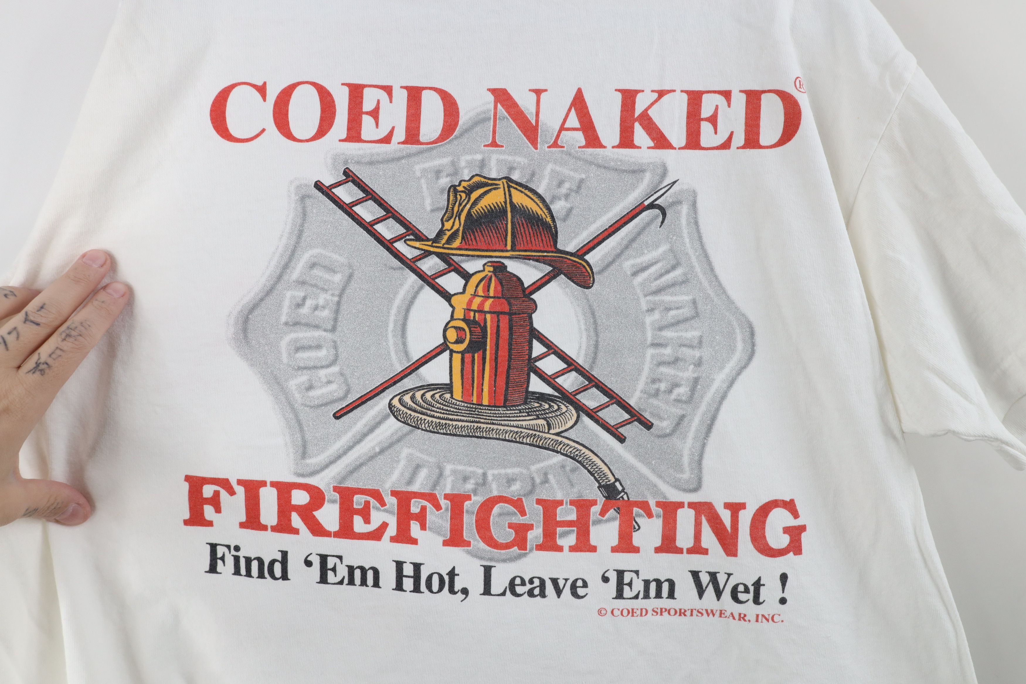 Vintage Vintage 90s Streetwear Naked Firefighting T-Shirt White USA Size US L / EU 52-54 / 3 - 9 Thumbnail