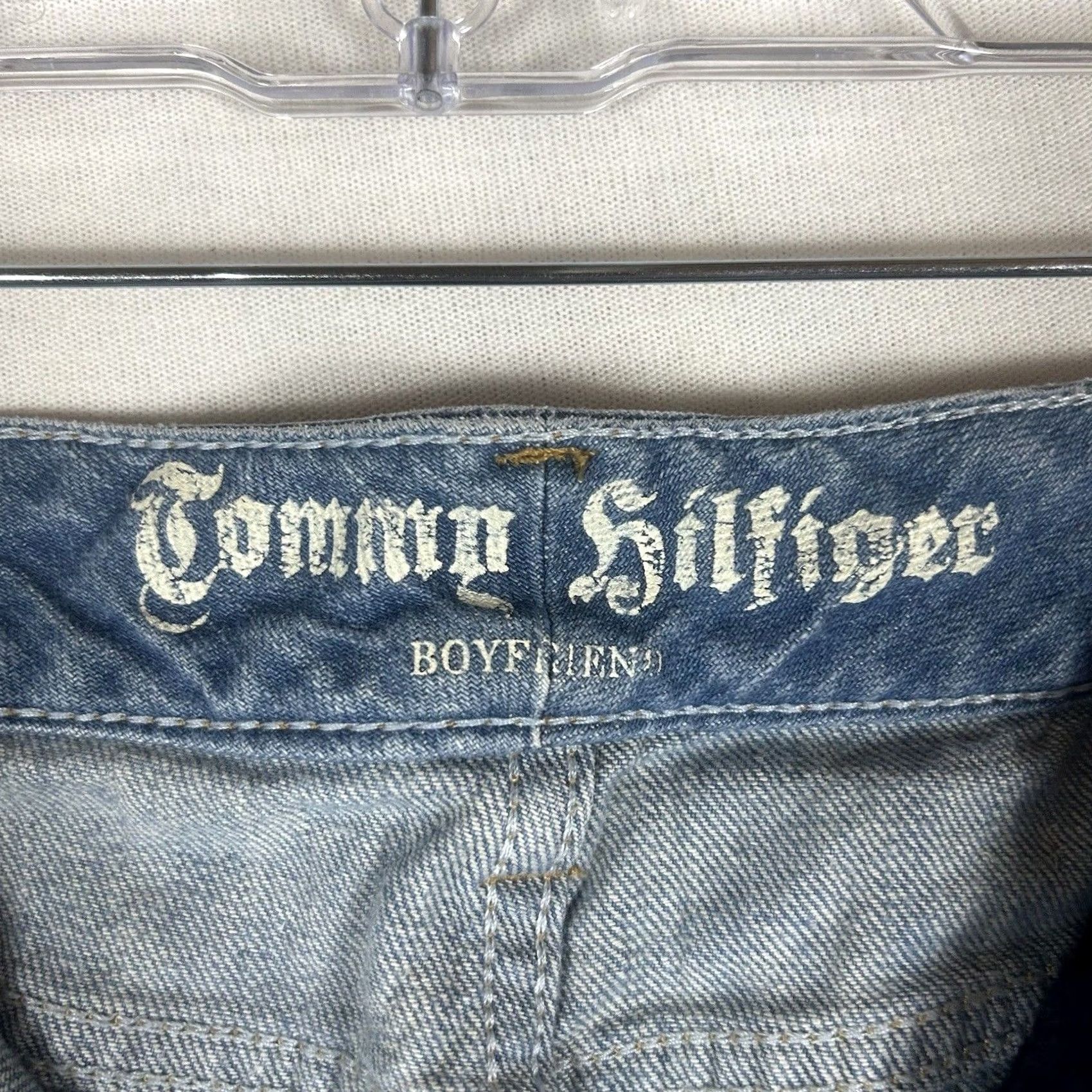 Tommy Hilfiger Tommy Hilfiger Boyfriend Jeans Womens Size 2 Mid Rise Medium Wash Denim Zip Inseam 30 in Regular Rise Slim Fit 2 Button Closure Women's Jeans Blue Size 26" / US 2 / IT 38 - 3 Thumbnail