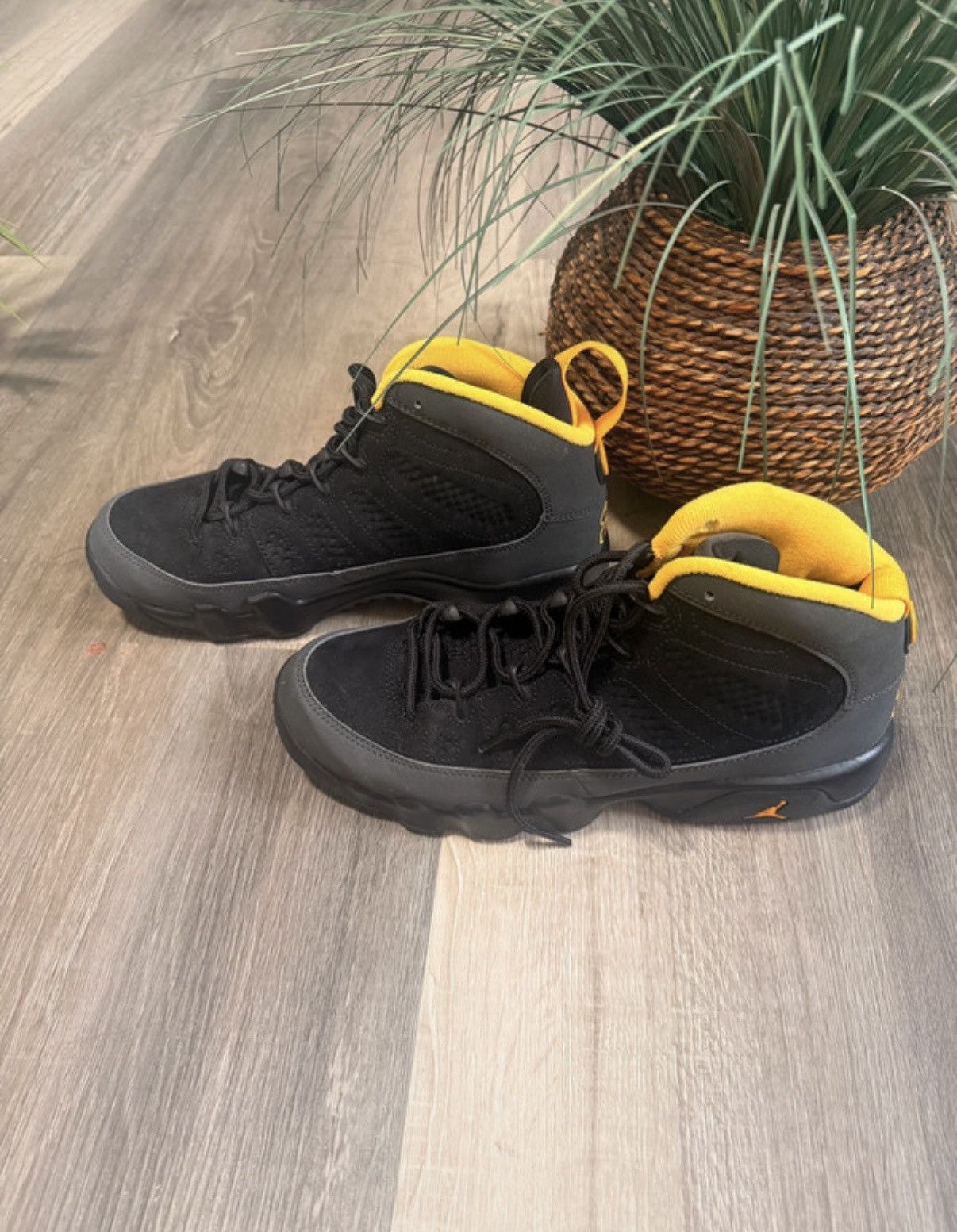 Jordan Brand Nike Air Jordan 9 Retro GS University Gold 302359-070 Youth Size US 7 / EU 40 - 4 Thumbnail
