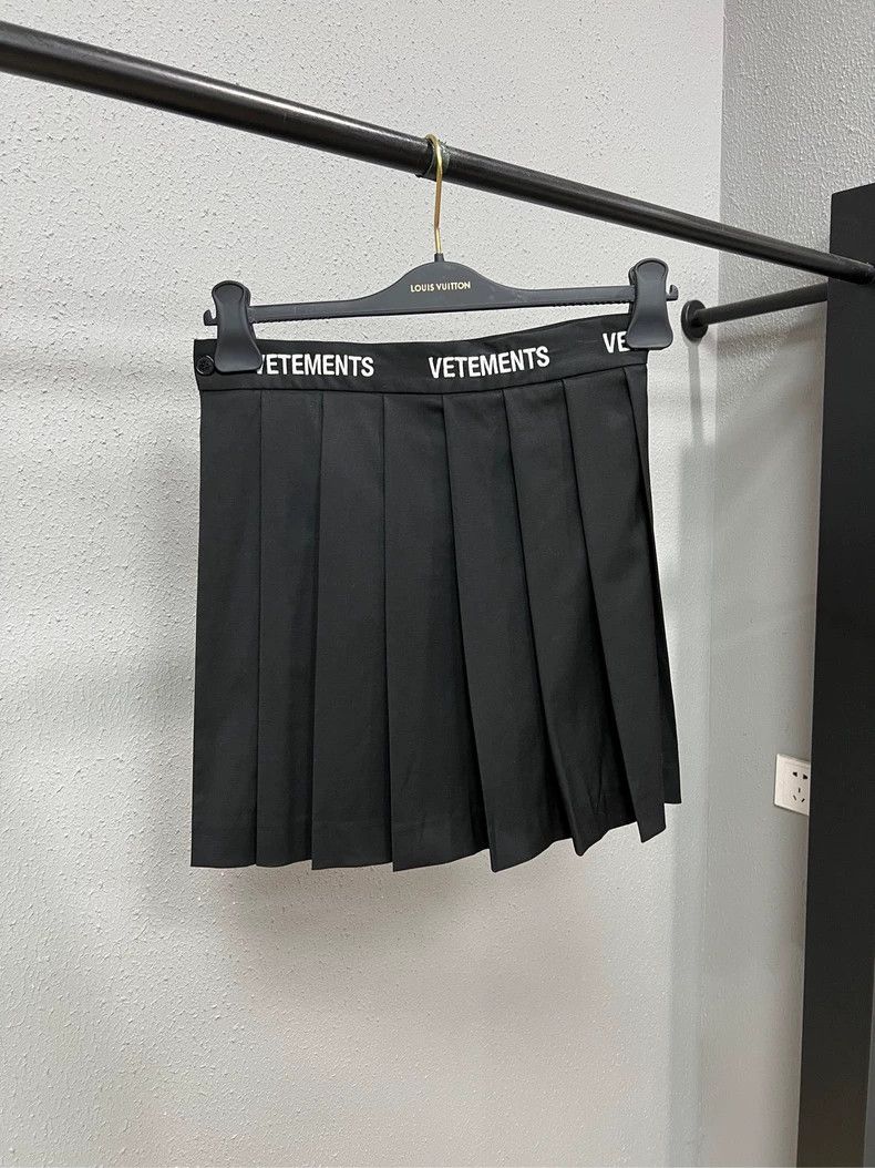 Vetements Vetements Black Pleated Skirt with Side Stripe Logo Size S / US 4 / IT 40 - 1 Thumbnail