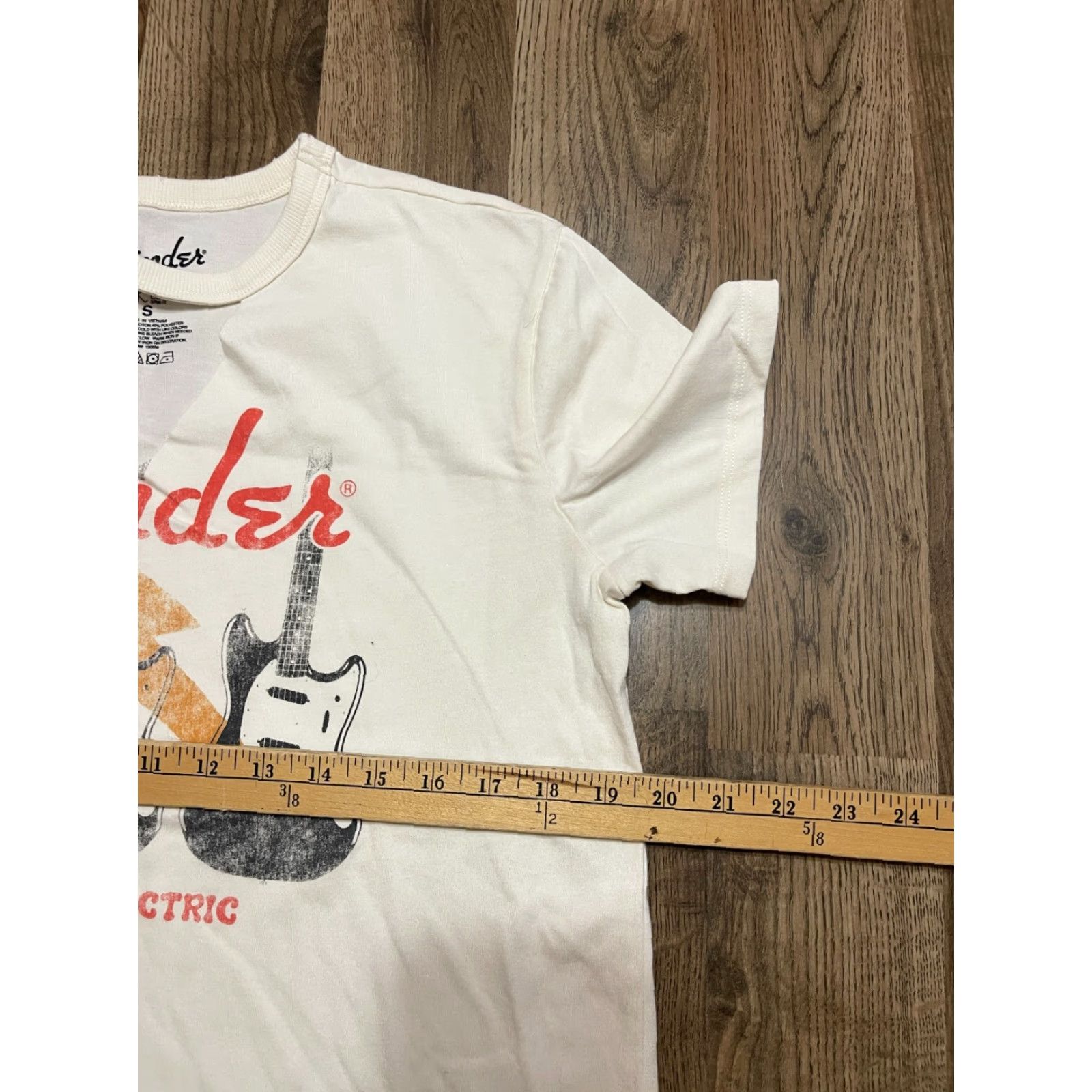 Fender Fender Shirt Womens Size Small White V-neck GUITARS KEEP IT ELECTRIC Shirt Women Small White V-Neck GUITARS KEEP IT ELECTRIC Size S / US 4 / IT 40 - 5 Thumbnail