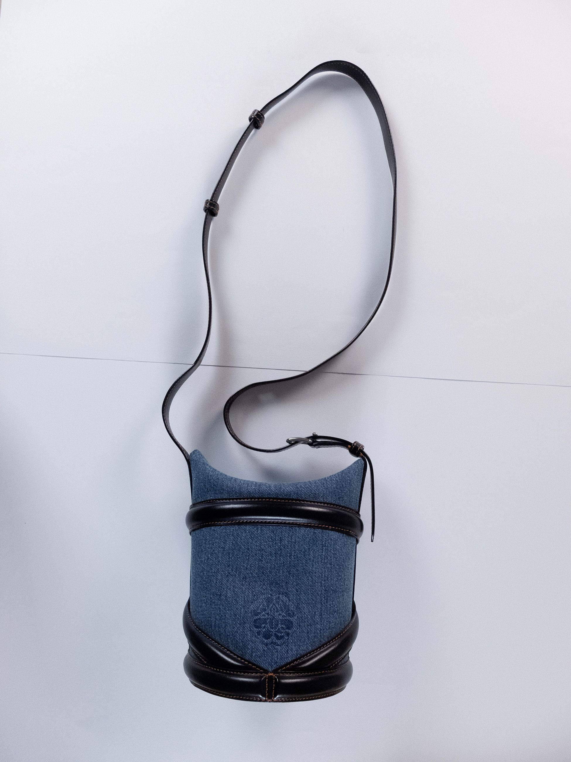 Alexander McQueen ALEXANDER MCQUEEN Curve compact denim leather bucket bag q Size ONE SIZE - 6 Thumbnail