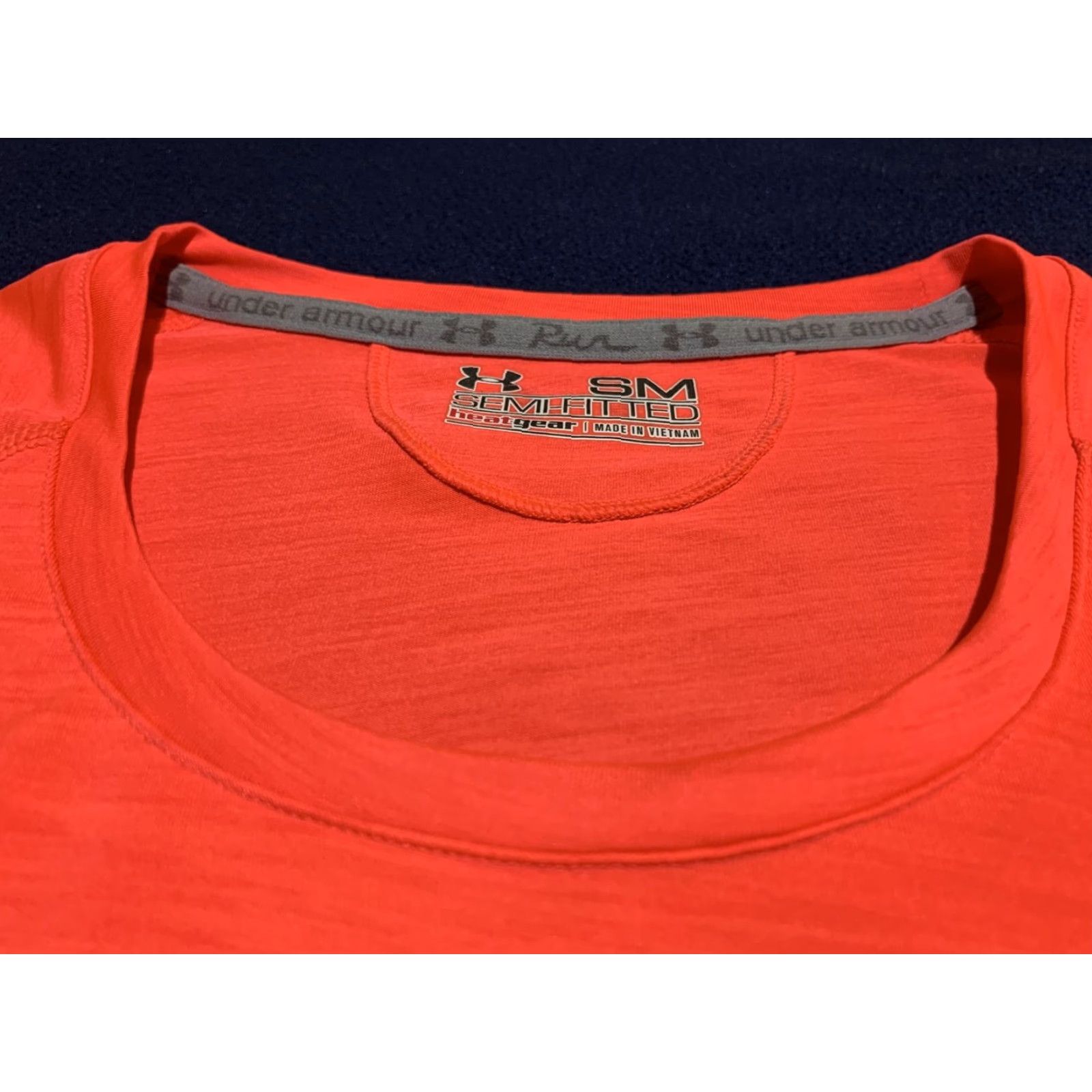 Under Armour VINTAGE Under Armour Women T-Shirt Short Sleeve Small Coral HeatGear Semi-Fitted Running Top Size S / US 4 / IT 40 - 5 Thumbnail