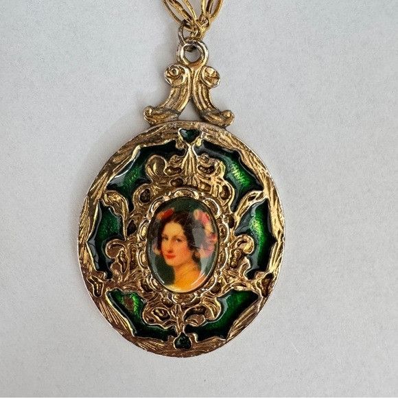 Other Vintage Layered Gold Tone Green Enamel Cameo Female Portrait Size ONE SIZE - 2 Thumbnail