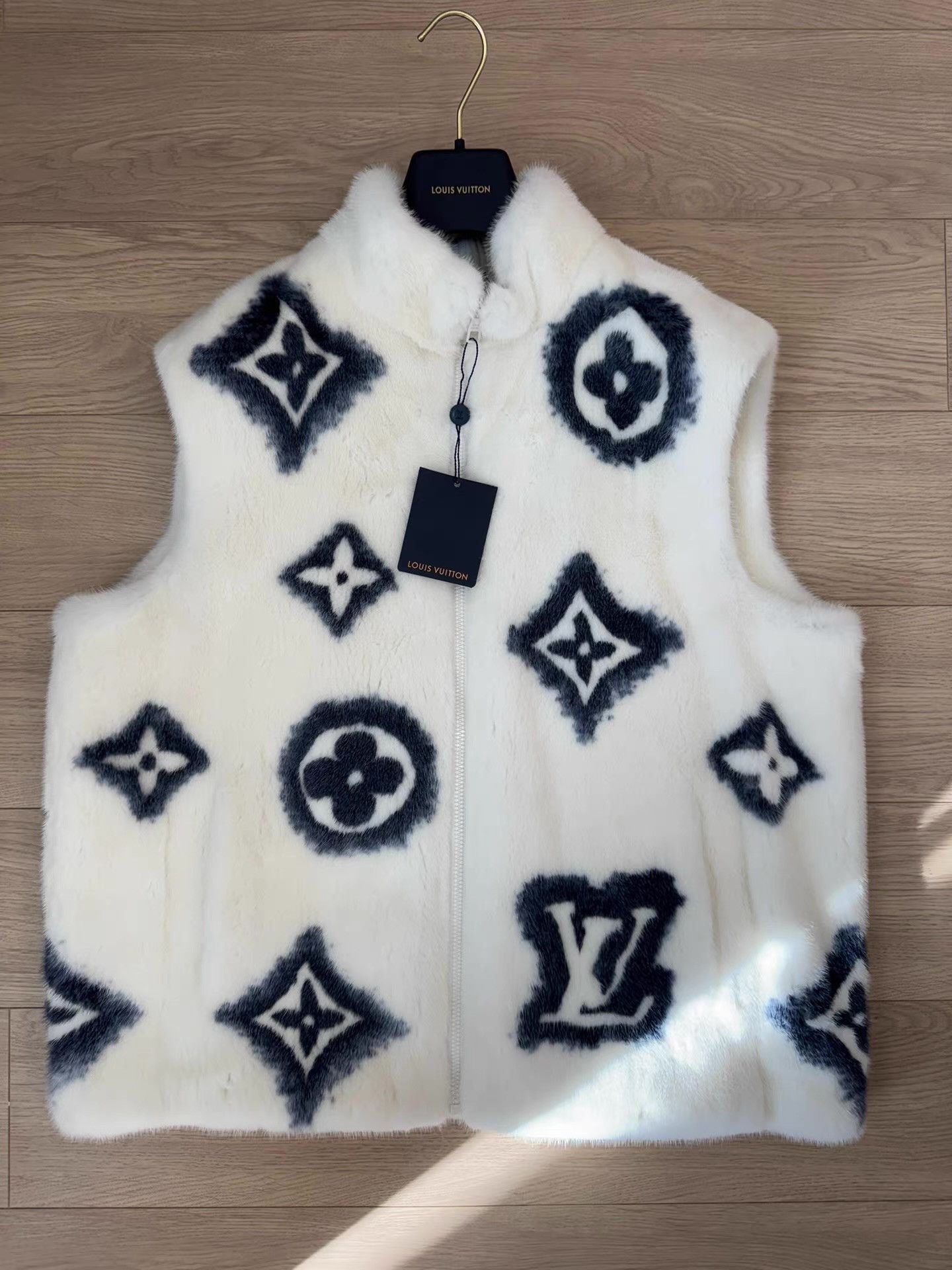 Louis Vuitton Louis Vuitton White Mink Fur Vest Q14 Size US XL / EU 56 / 4 - 2 Thumbnail