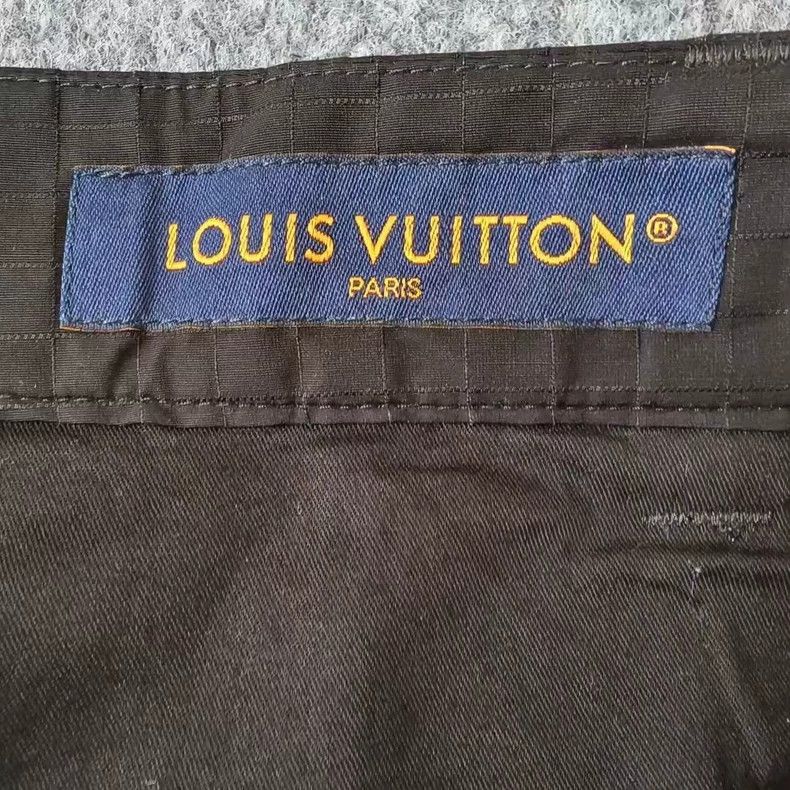 Louis Vuitton Louis Vuitton Full logo cargo shorts Size US 44 / EU 60 - 3 Thumbnail