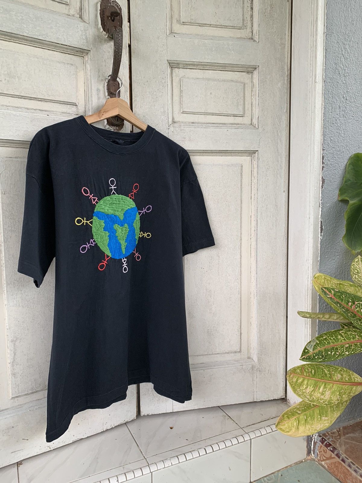 Earth\Studies × Vintage Vintage Embroidered Earth Human-I-Tees Nature Peace Size US L / EU 52-54 / 3 - 1 Thumbnail