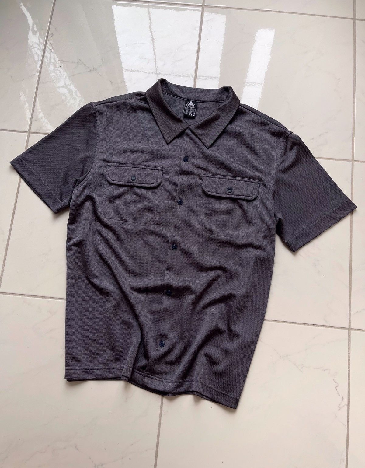 Nike × Vintage Vintage Y2k Nike Acg Short Sleeve Shirt Size US L / EU 52-54 / 3 - 1 Thumbnail