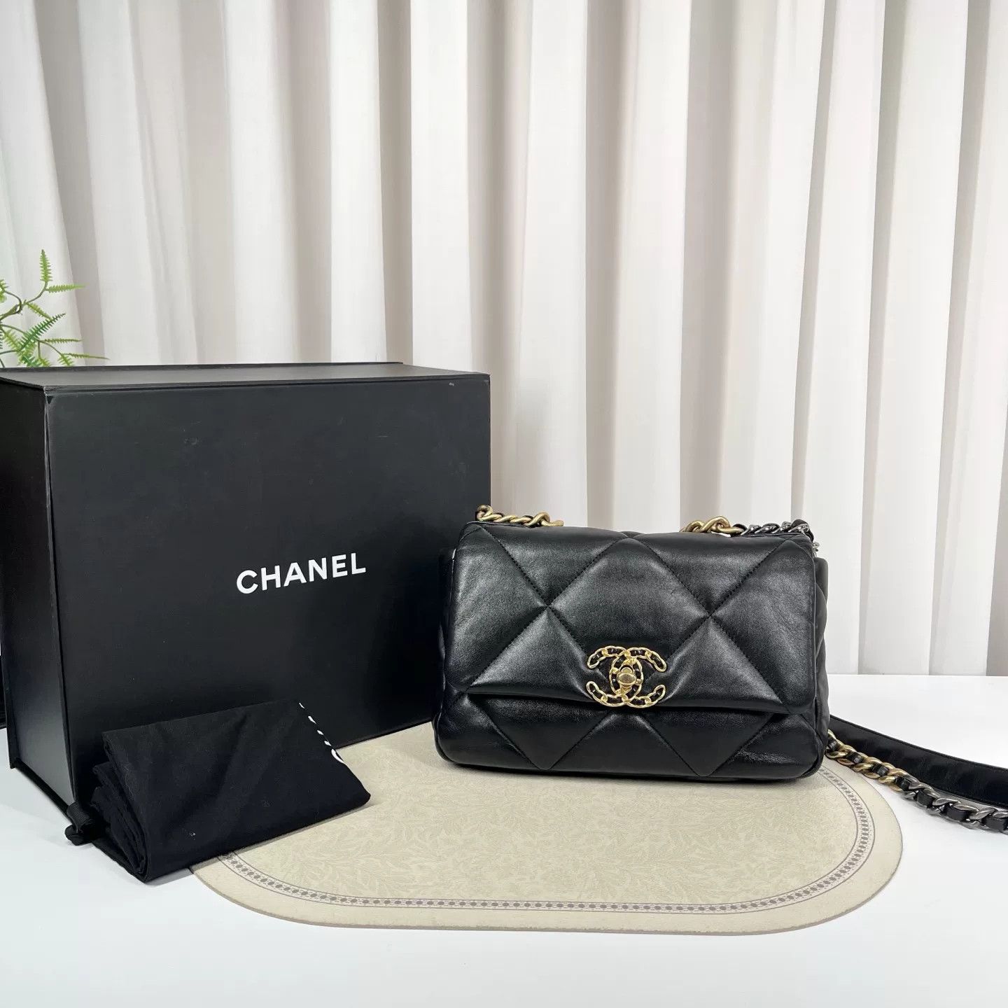 Chanel Pre-loved Bag Very good condition Size ONE SIZE - 1 Thumbnail