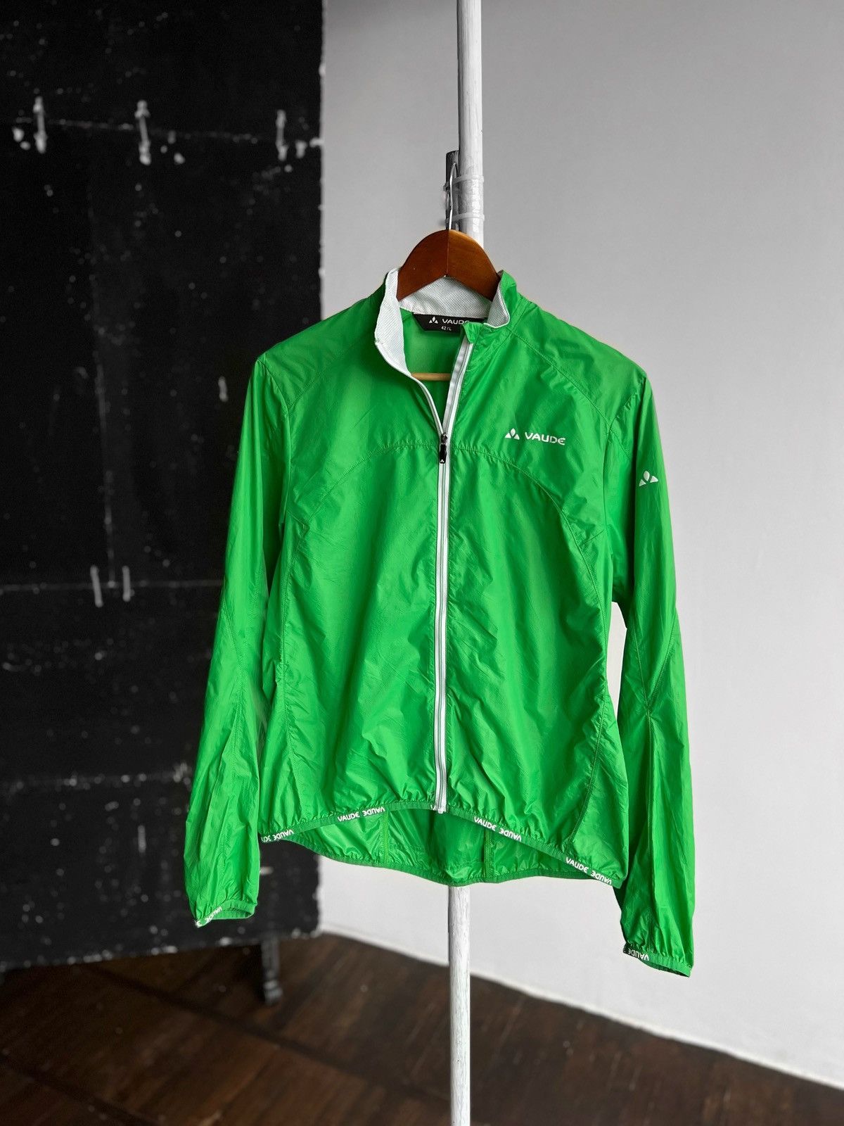 Designer Vaude Cycling Running Womens Full Zip Green Air Jacket II Size L / US 10 / IT 46 - 1 Thumbnail