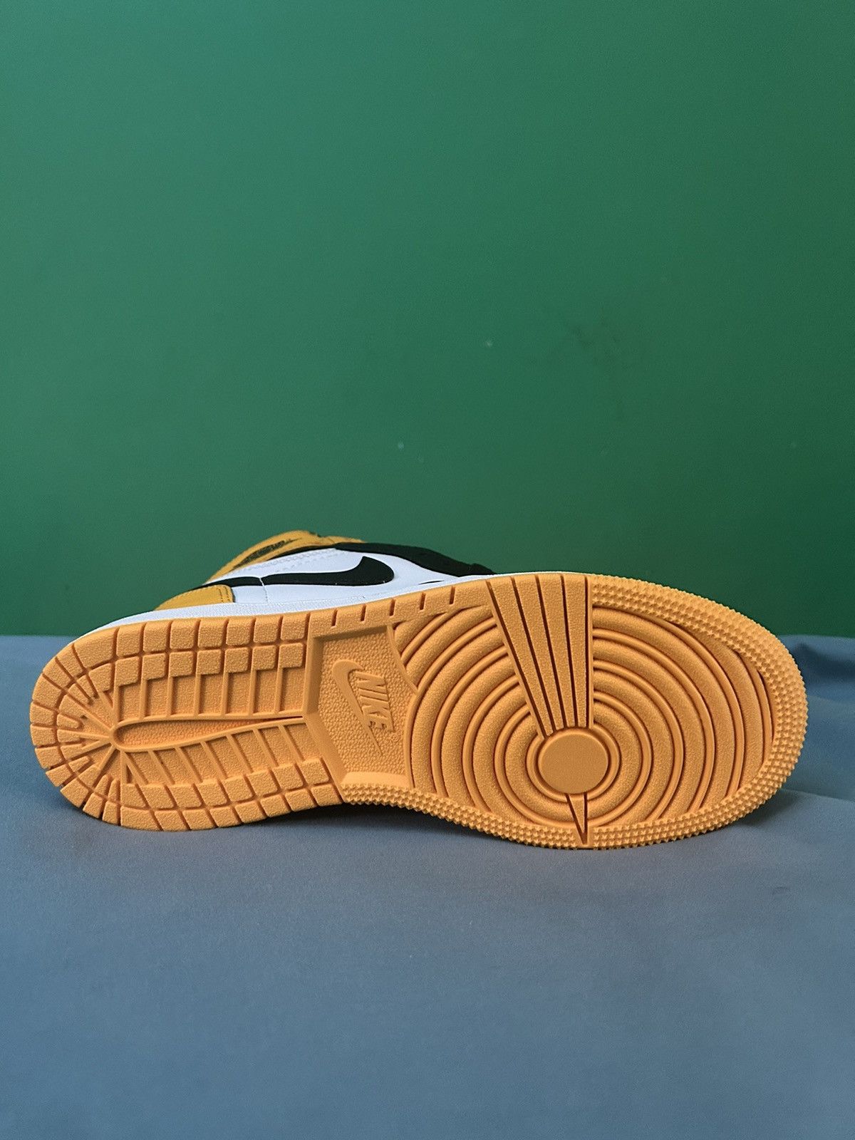 Jordan Brand Nike Air Jordan 1 High Taxi 2022 Size US 6 / EU 39 - 5 Thumbnail