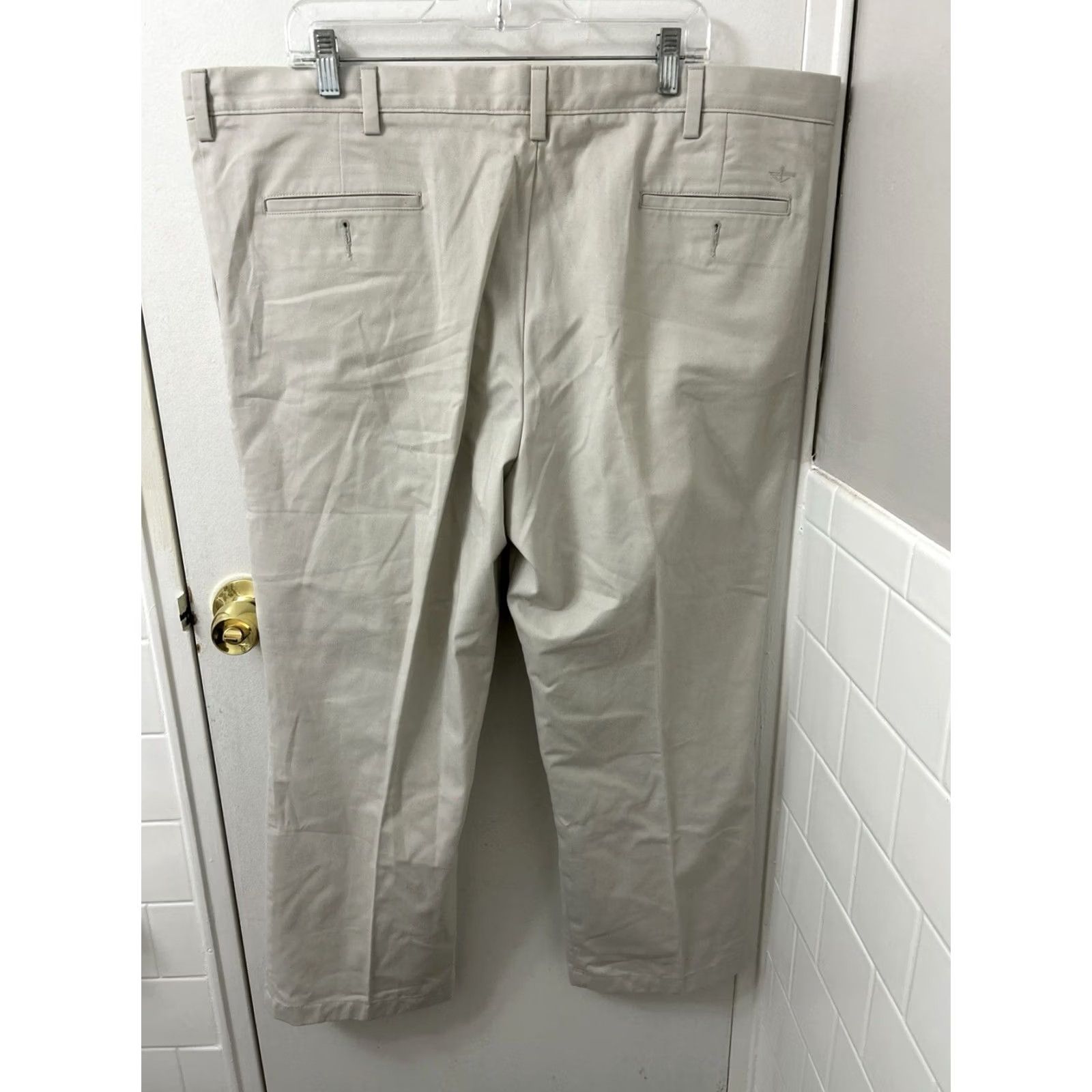 Dockers VINTAGE? No. Dockers D3 Khaki Pants Mens 44x32 Beige Classic Fit Pleated Chino YKK Trousers Size US 44 / EU 60 - 7 Thumbnail