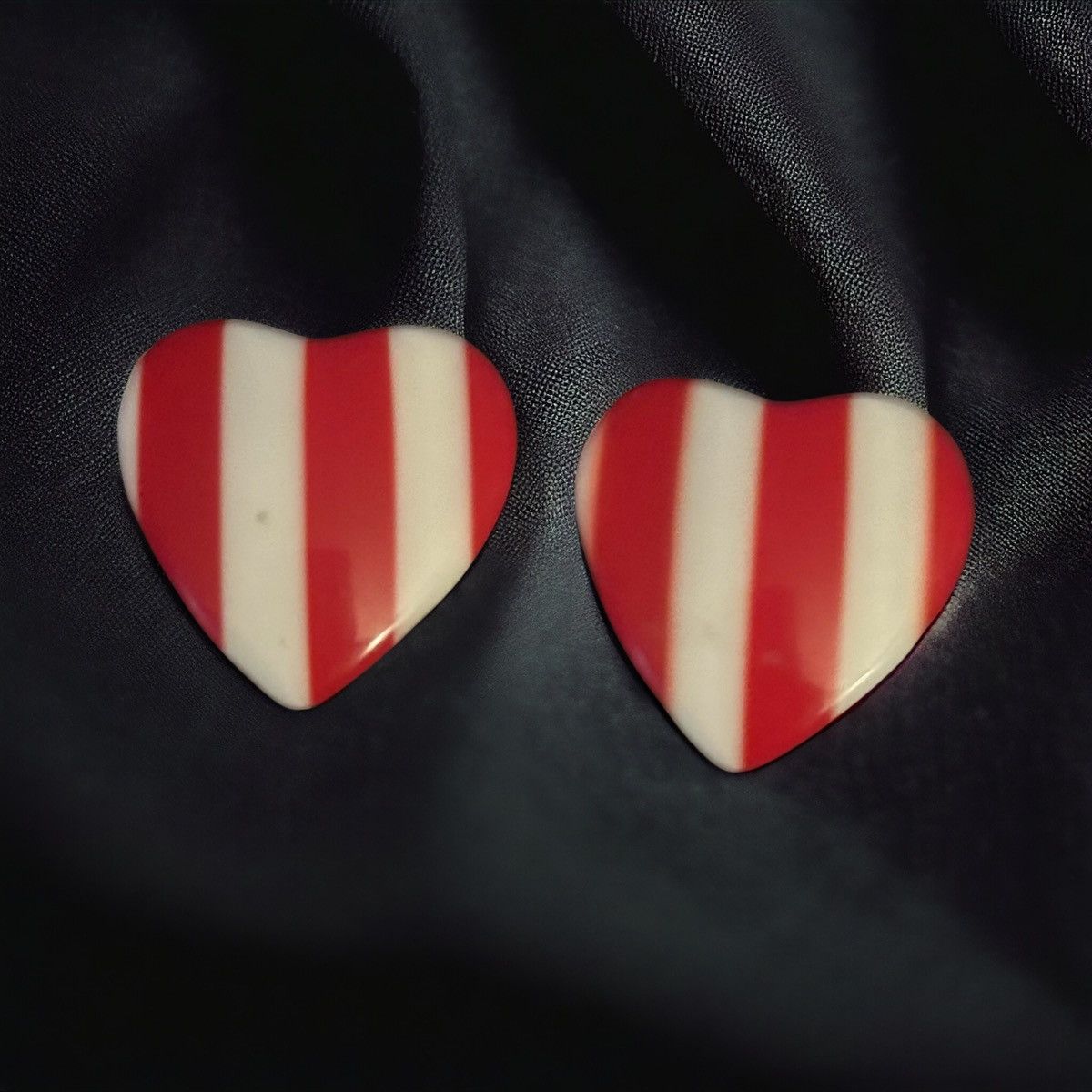 Vintage Vintage red and white striped clip on heart earrings Size ONE SIZE - 1 Thumbnail