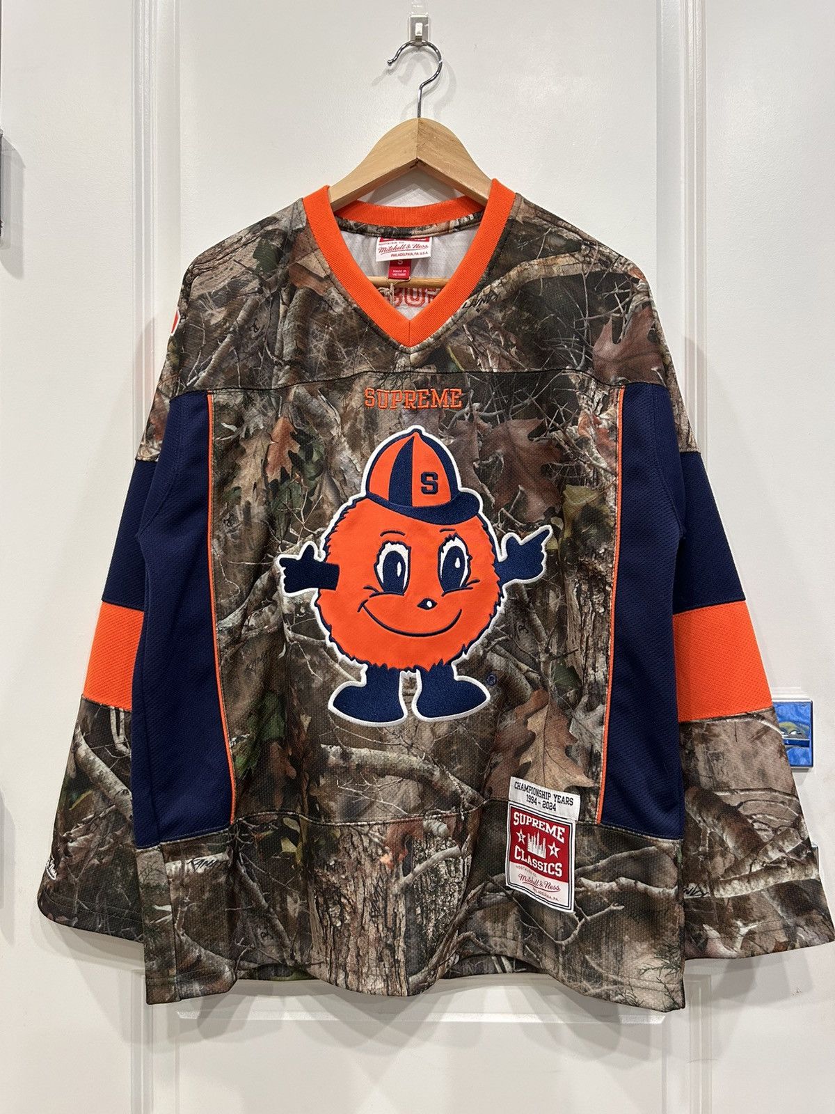 Supreme Supreme FW24 Mitchell & Ness NCAA Syracuse Hockey Jersey S Size US S / EU 44-46 / 1 - 1 Thumbnail