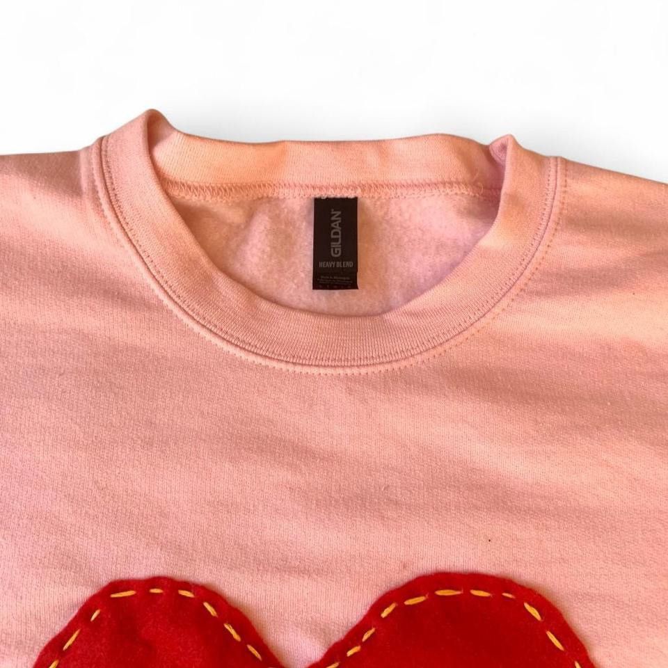Gildan Pink heart patch crewneck Size US L / EU 52-54 / 3 - 3 Thumbnail