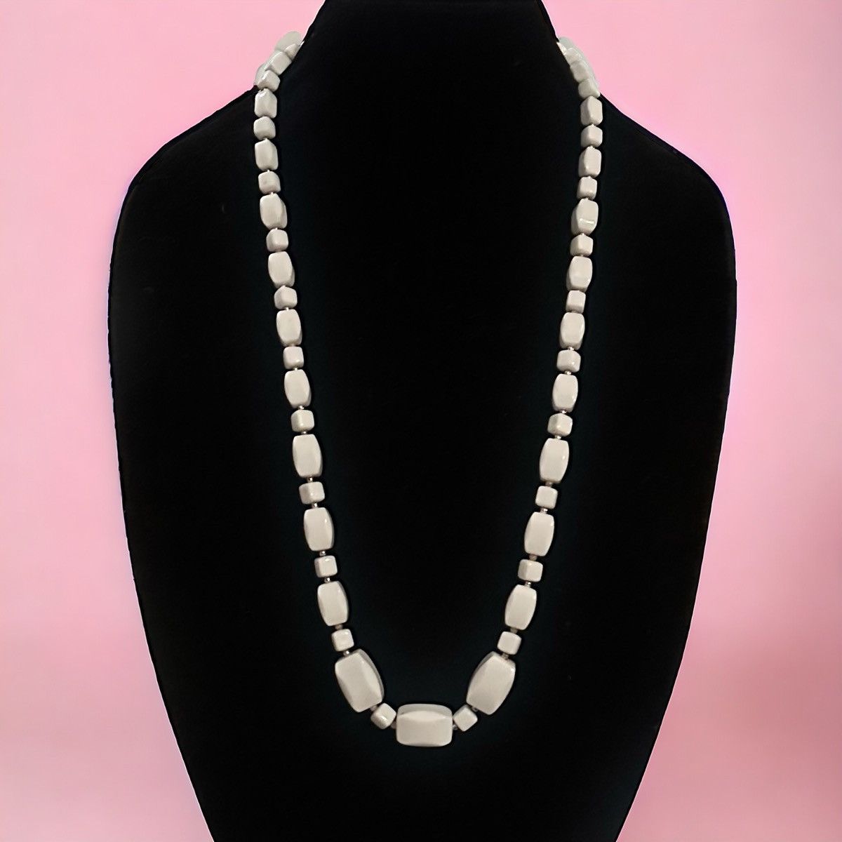 Vintage Vintage white lucite cube bead necklace Size ONE SIZE - 1 Thumbnail