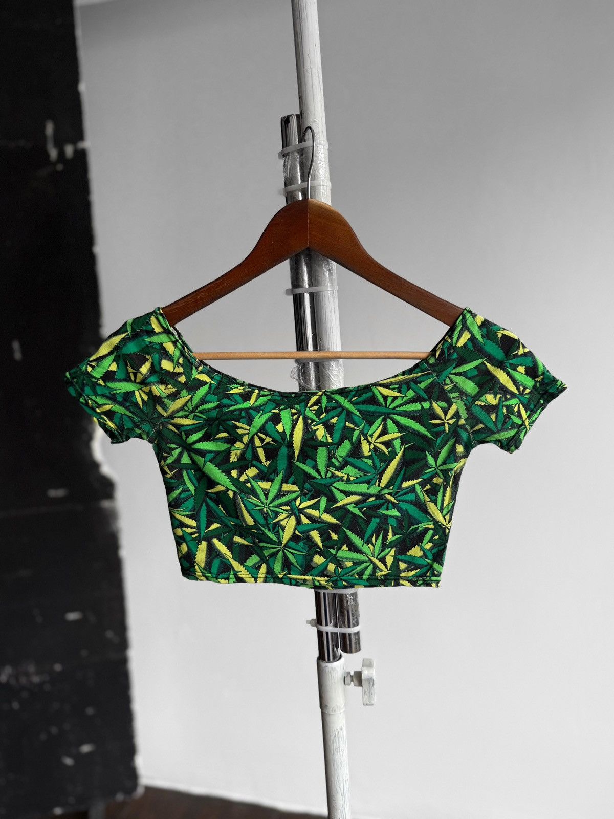 Designer Space Tribe Womens Green Cannabis Leaf Print Crop Top Size XS / US 0-2 / IT 36-38 - 3 Thumbnail