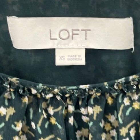 Loft LOFT Green Floral Short Ruffle Sleeve Blouse XS Chiffon Flutter Sleeve Round Neck Size XS / US 0-2 / IT 36-38 - 7 Thumbnail