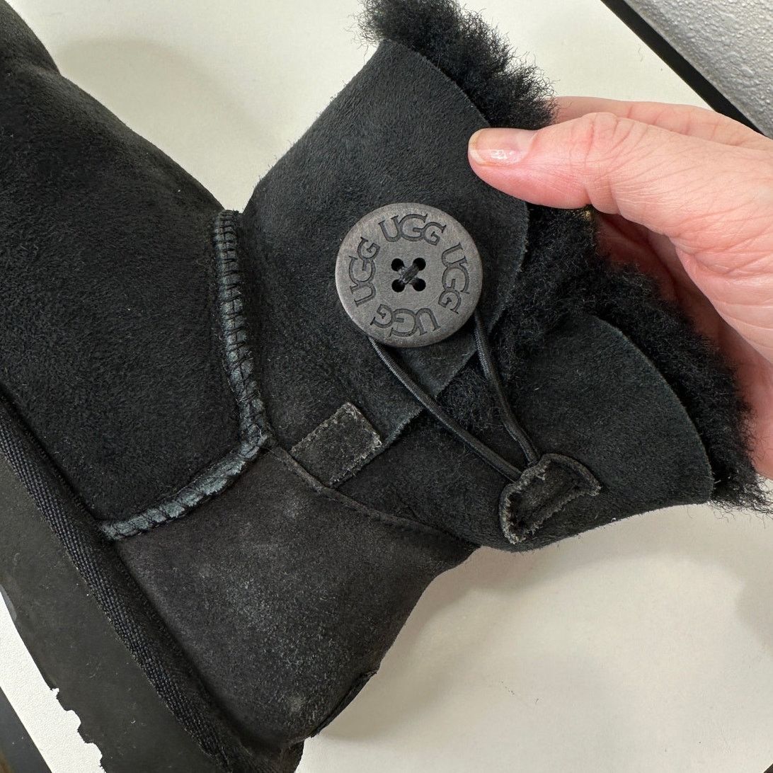 Ugg UGG Black Suede Furry Mini Bailey Button Ankle Boot 6 Size US 6 / IT 36 - 6 Thumbnail