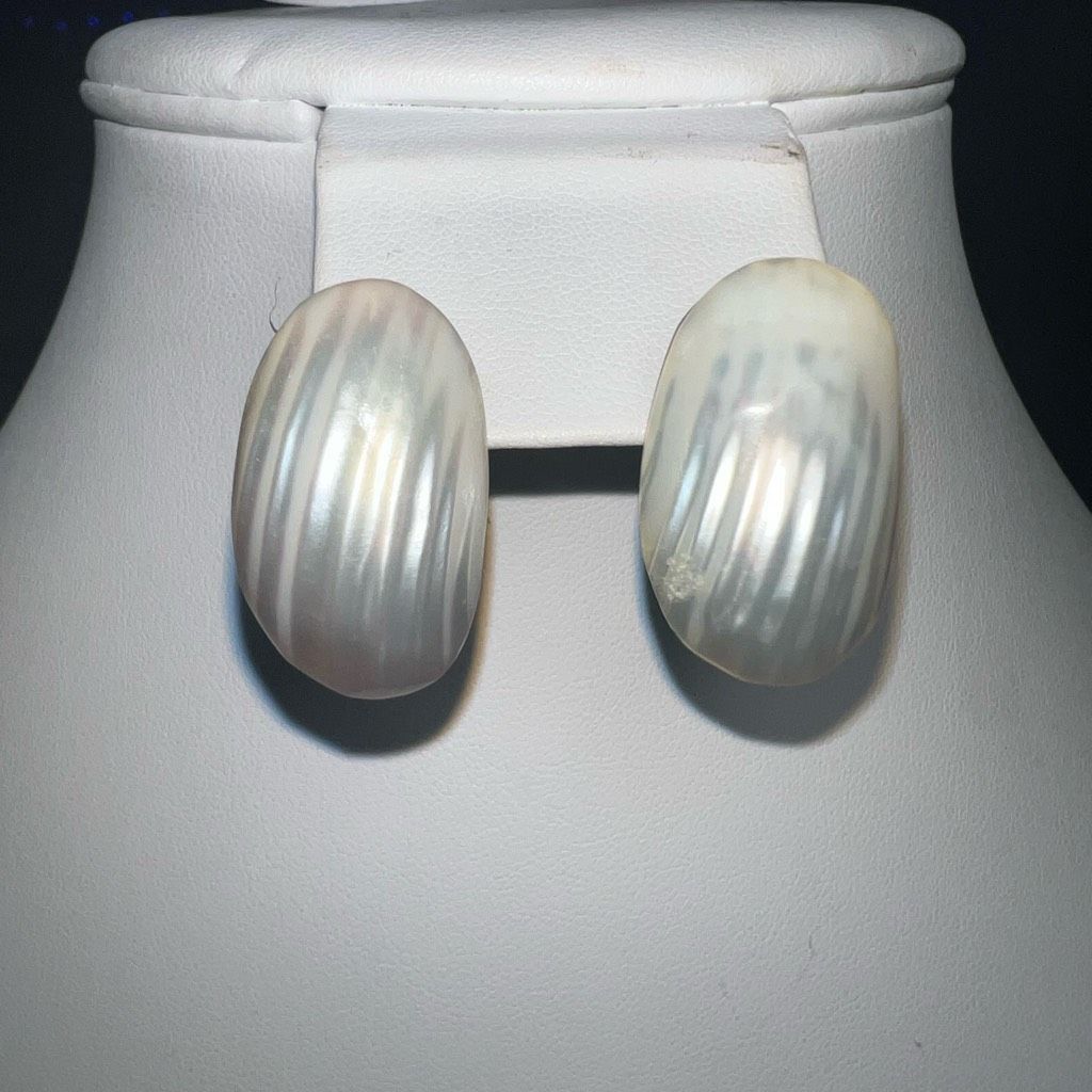 Vintage Vintage Mother Of Pearl Shell Shape Ridged Earrings Size ONE SIZE - 1 Thumbnail