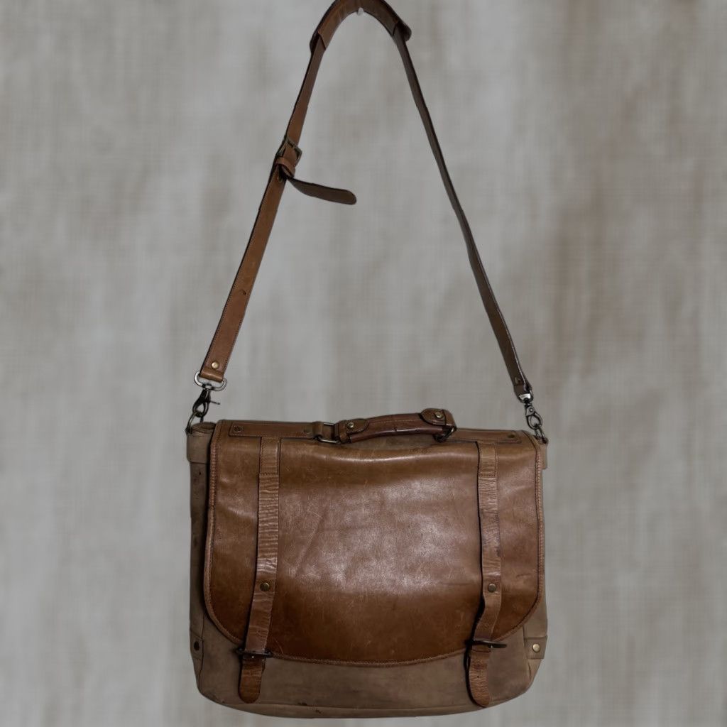 Vintage Vintage Y2K Brown Leather Crossbody Bag 14x11x6 User: Vintage Y2K Brown Leather Crossbody Bag 14x11x6 Size ONE SIZE - 1 Thumbnail
