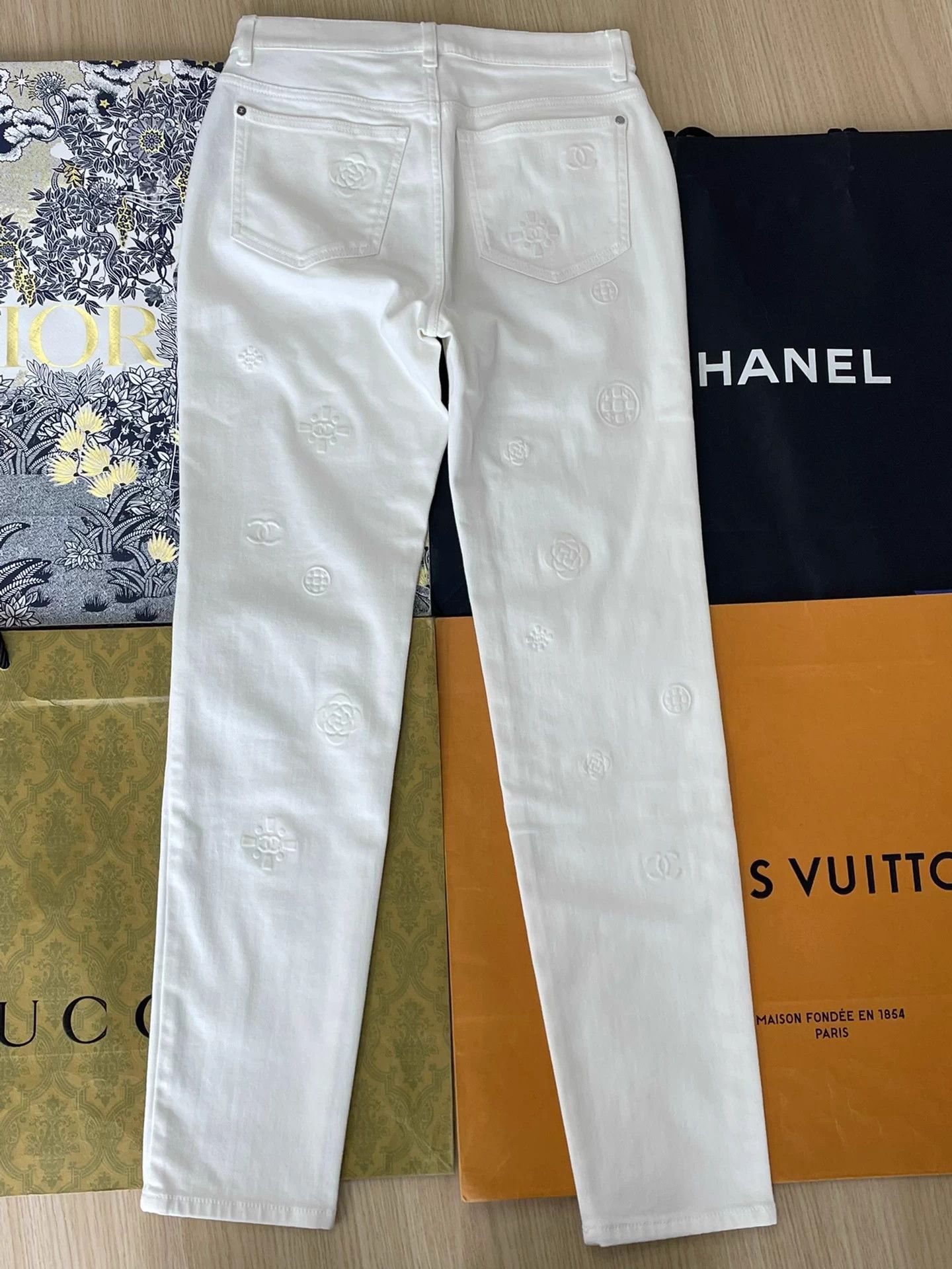 Chanel Chanel White Camellia Embossed Jeans 38 w/ Pouch Size 27" / US 4 / IT 40 - 3 Thumbnail