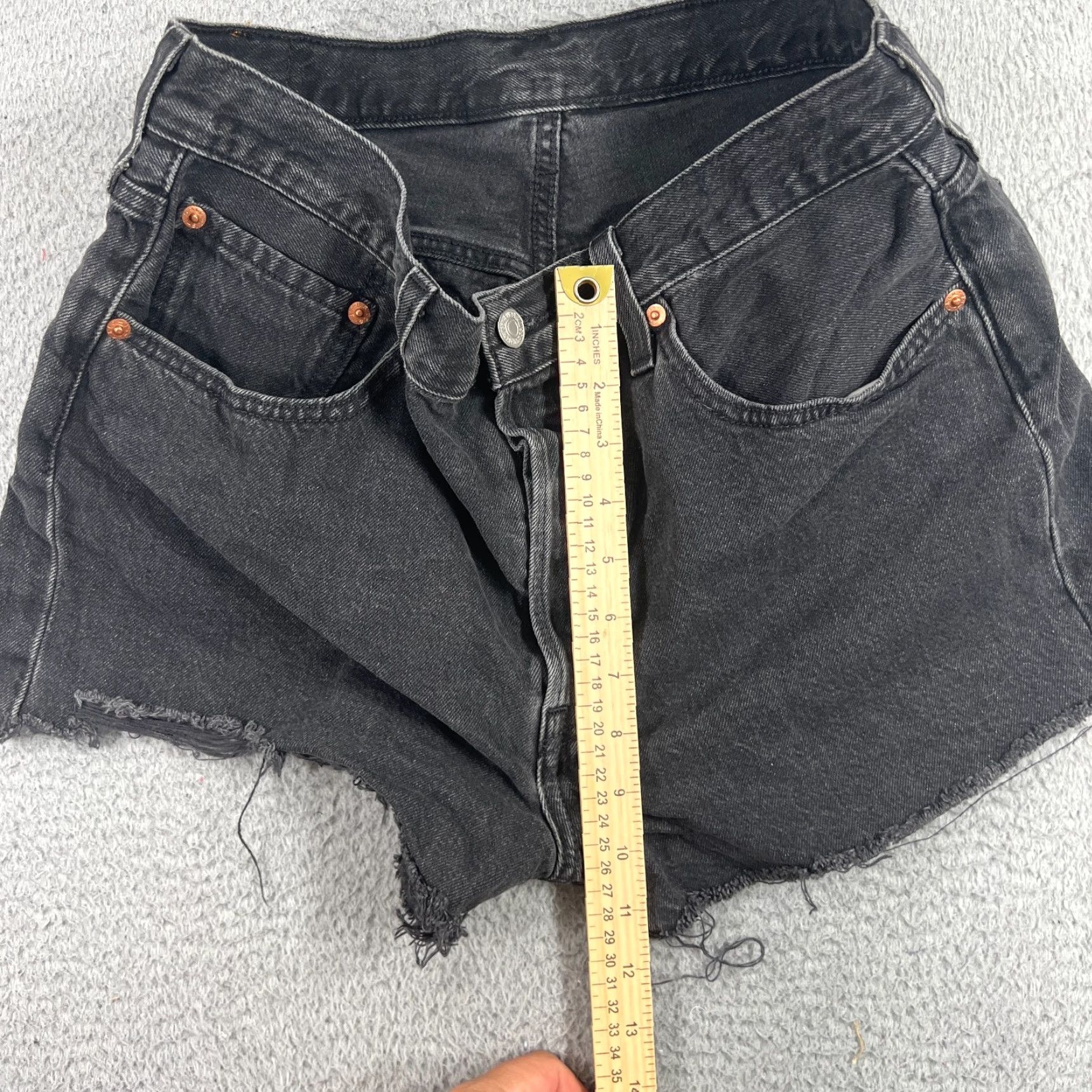 Levi's VINTAGE Levi's Women's 501 Black Denim Shorts Cut-Off Mid Rise 32 Waist Casual Summer Size 24" / US 00 / IT 34 - 4 Thumbnail