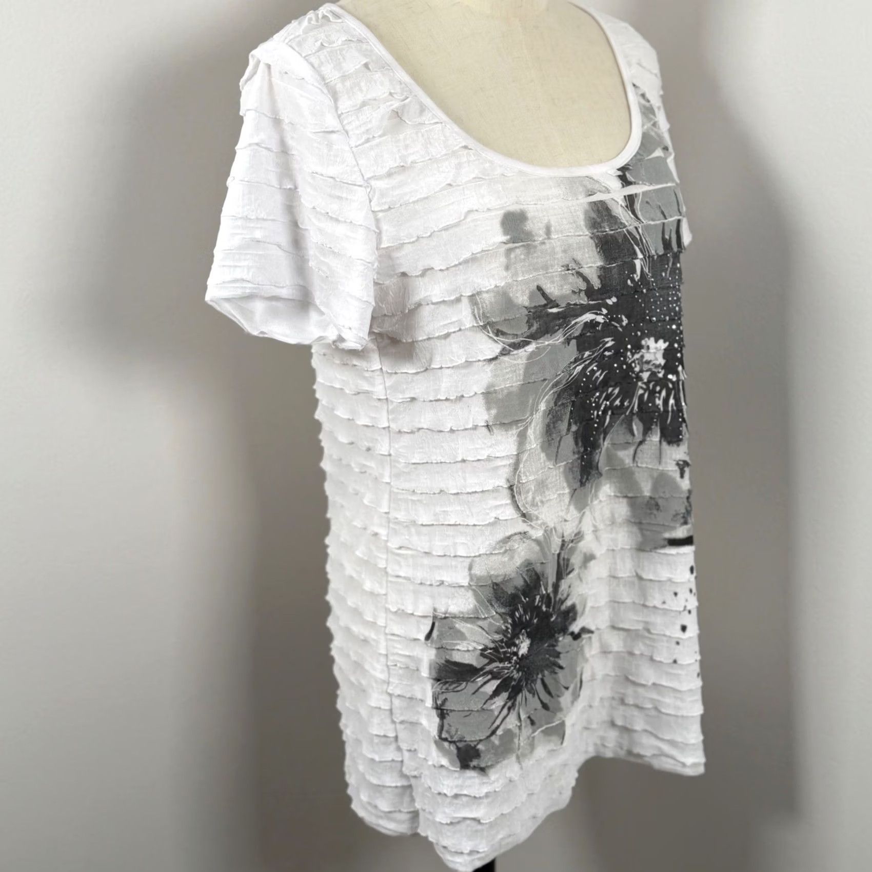 Vintage Womens XL White Floral Graphic Rhinestone Tiered Ruffle Top Art to Wear USA EUC Size XL / US 12-14 / IT 48-50 - 4 Thumbnail